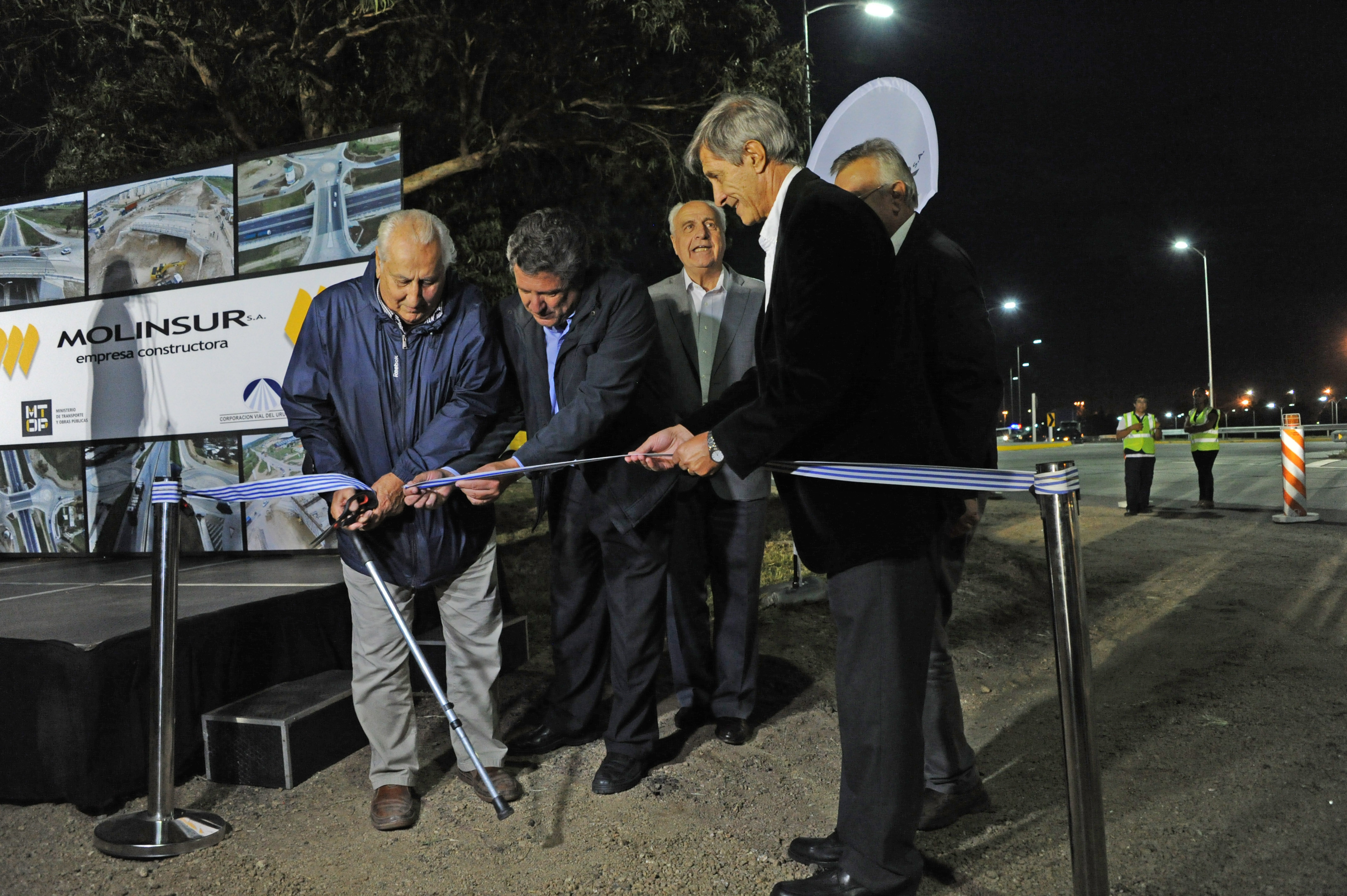 Autoridades durante el corte de cinta de nuevas obras viales inauguradas en Camino Tomkinson y Camino Cibils