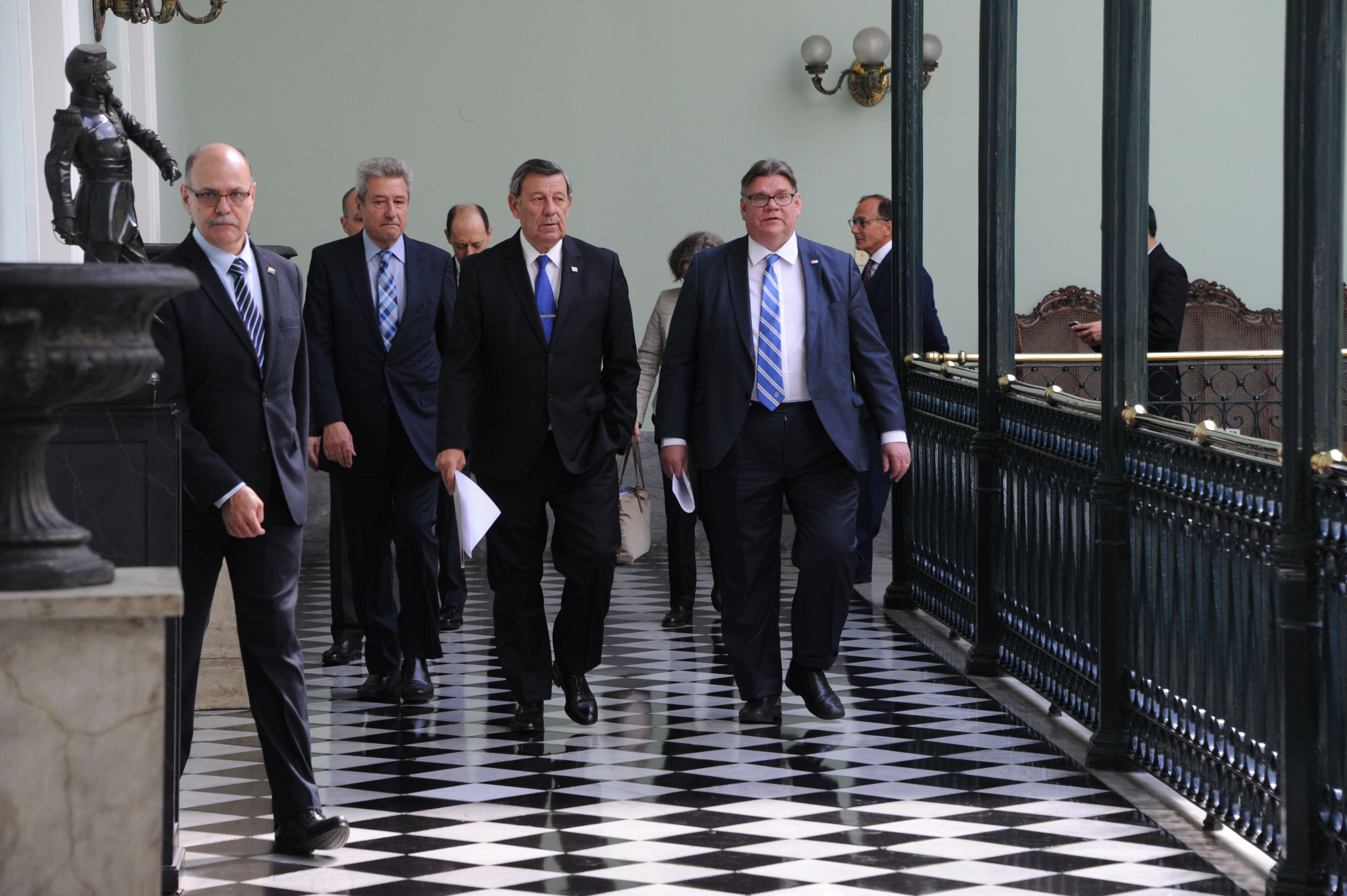 Cancilleres Rodolfo Nin Novoa y Timo Soini
