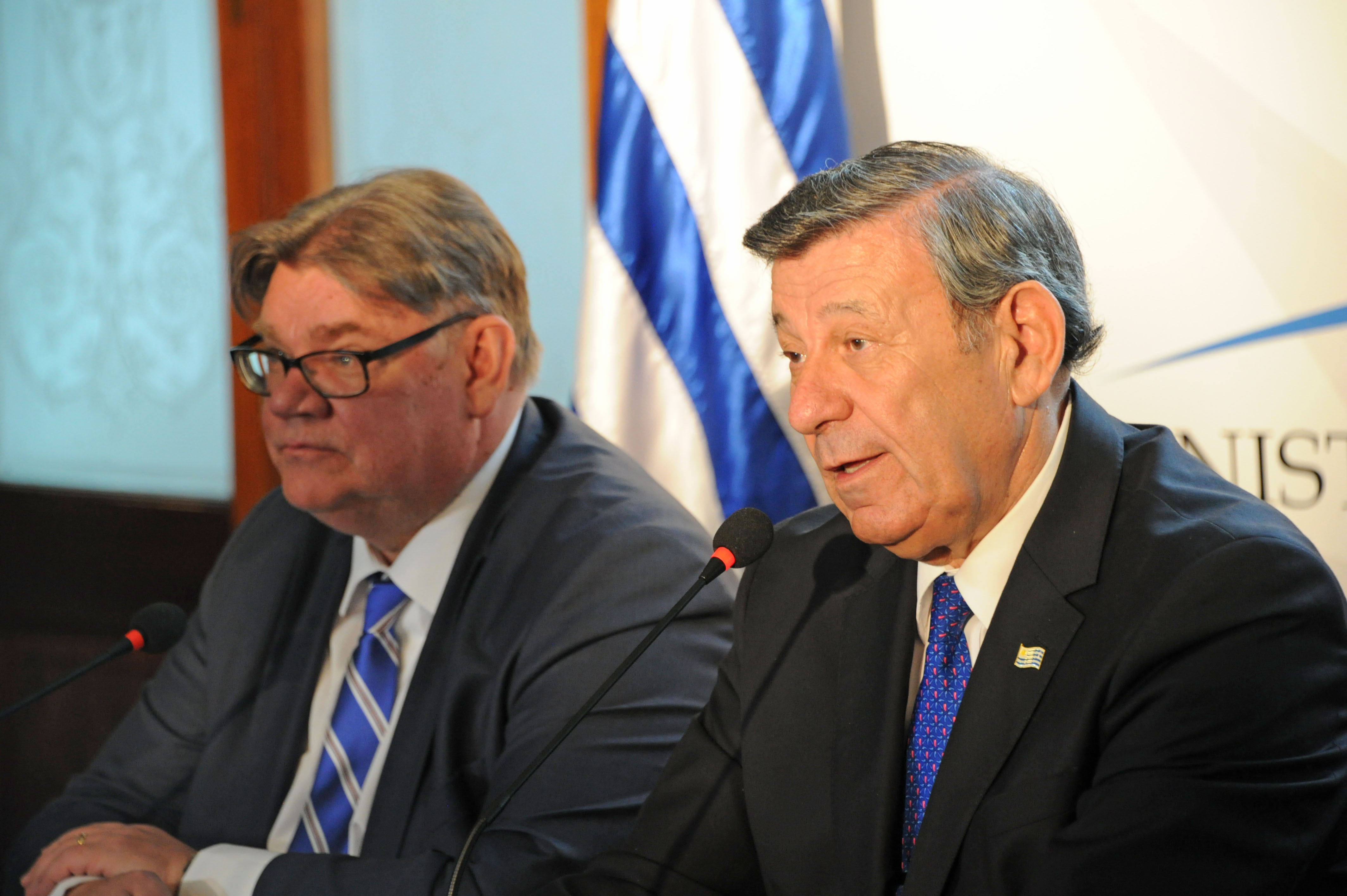 Cancilleres Rodolfo Nin Novoa y Timo Soini