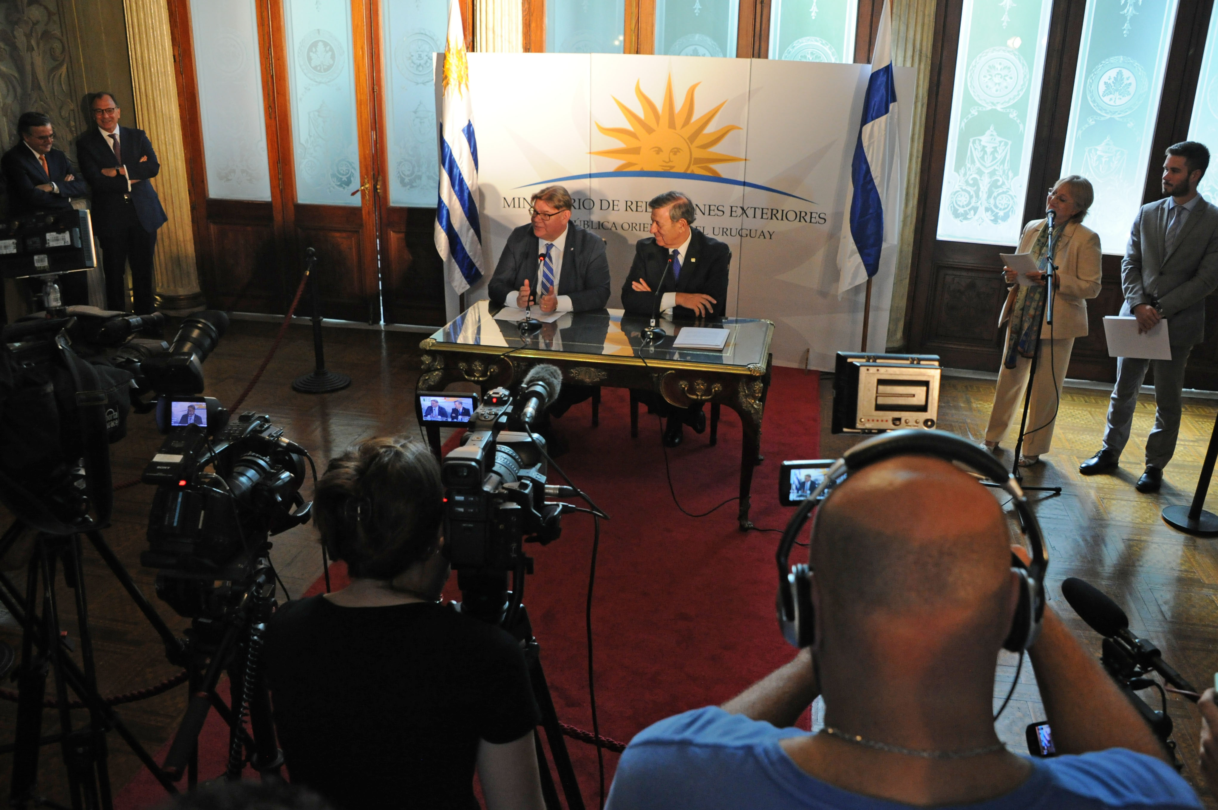 Rodolfo Nin Novoa y Timo Soini en conferencia de prensa