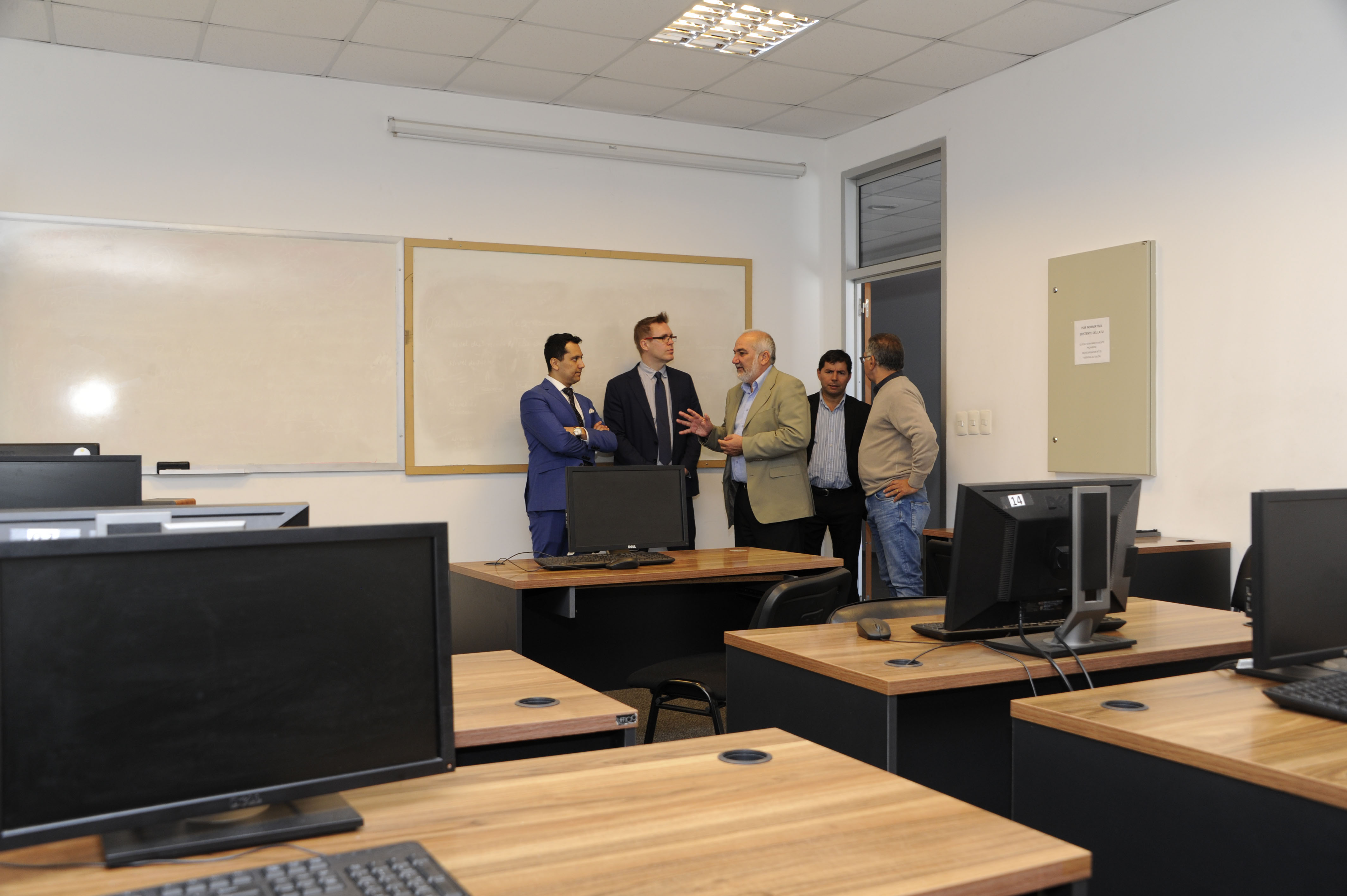 Wilson Netto, Eduardo Pereyra y representantes de universidades finlandesas visitaron las instalaciones del Parque Tecnológico del LATU