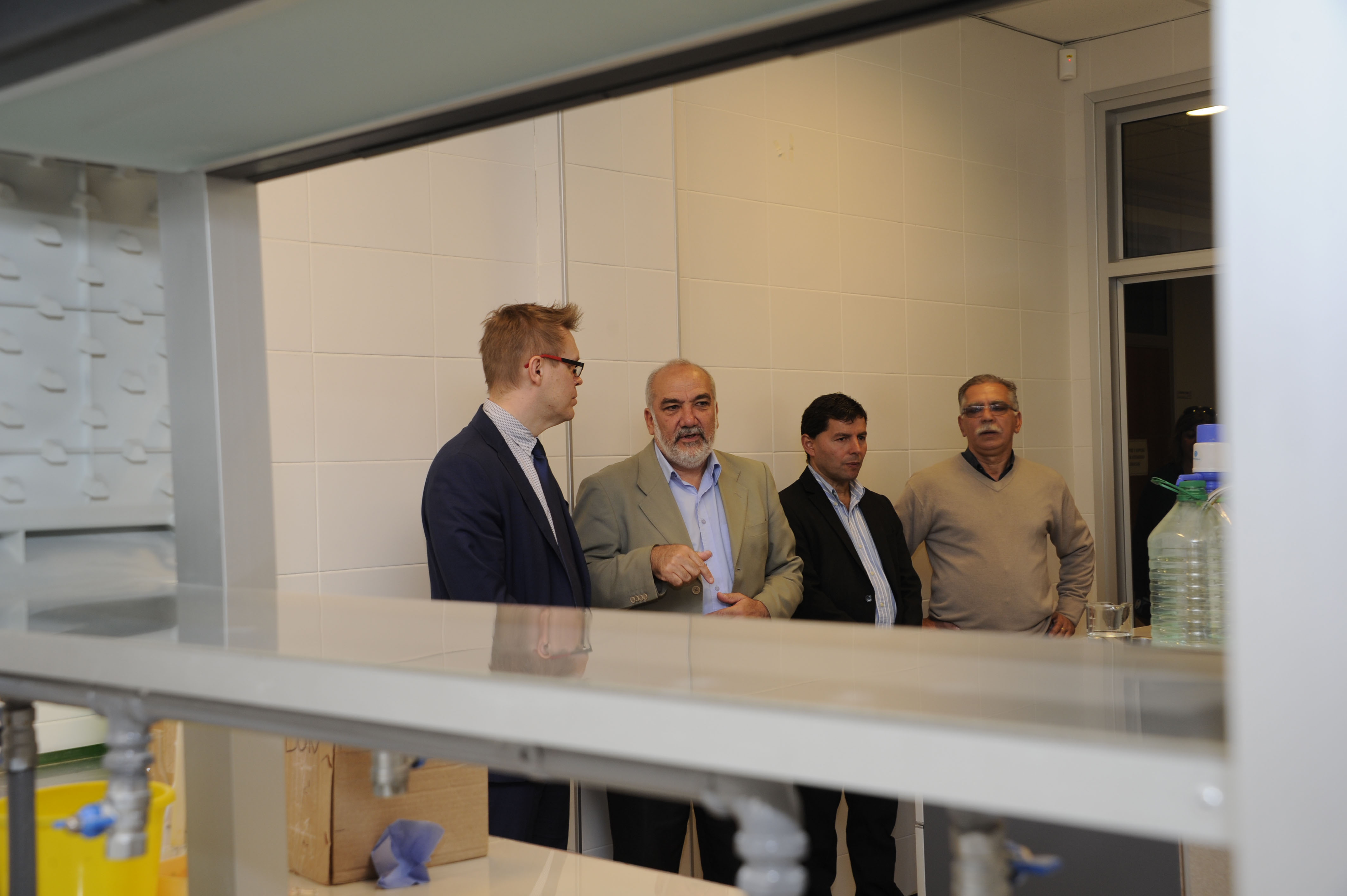 Wilson Netto, Eduardo Pereyra y representantes de universidades finlandesas visitaron las instalaciones del Parque Tecnológico del LATU