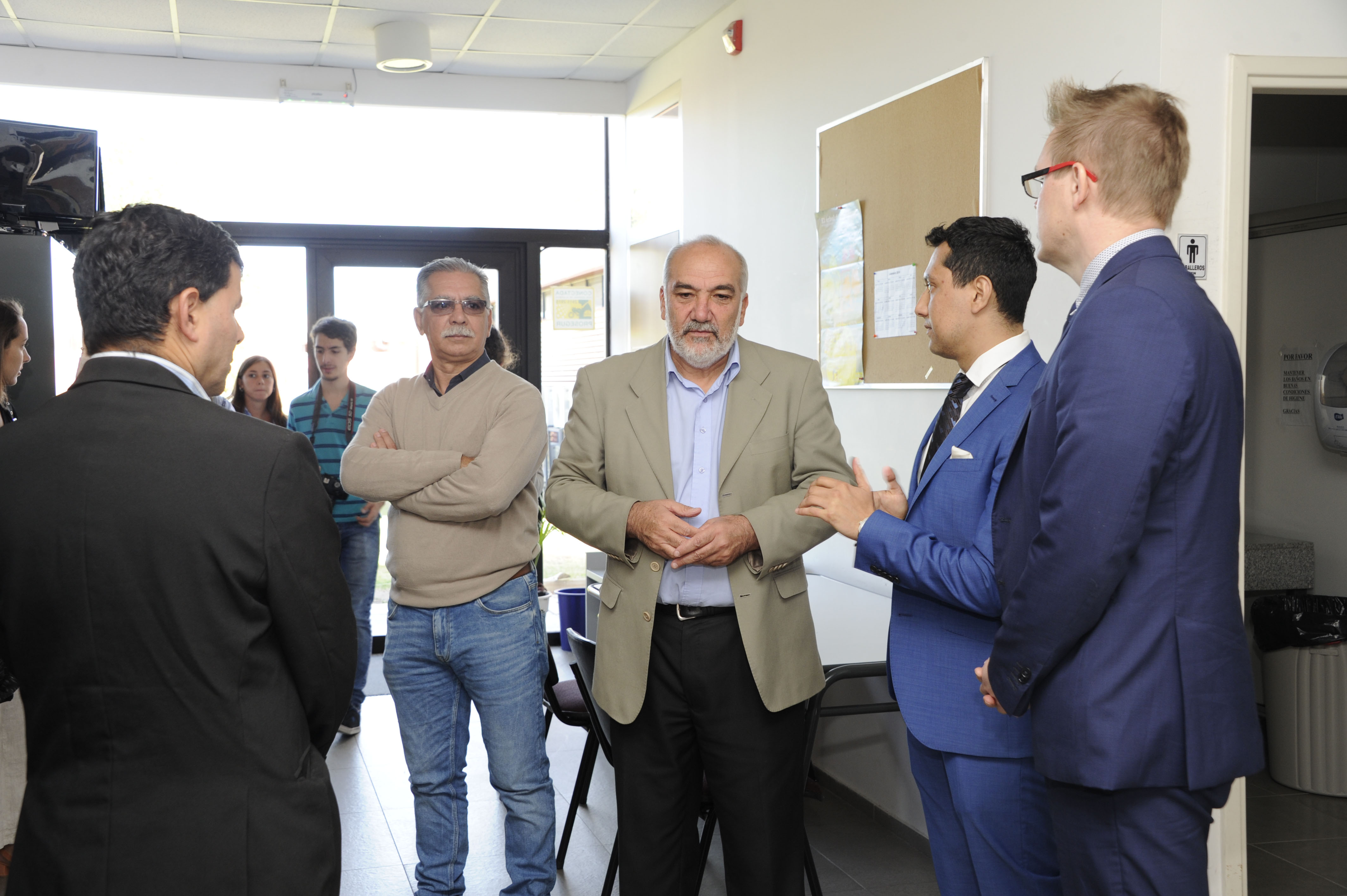 Wilson Netto, Eduardo Pereyra y representantes de universidades finlandesas visitaron las instalaciones del Parque Tecnológico del LATU