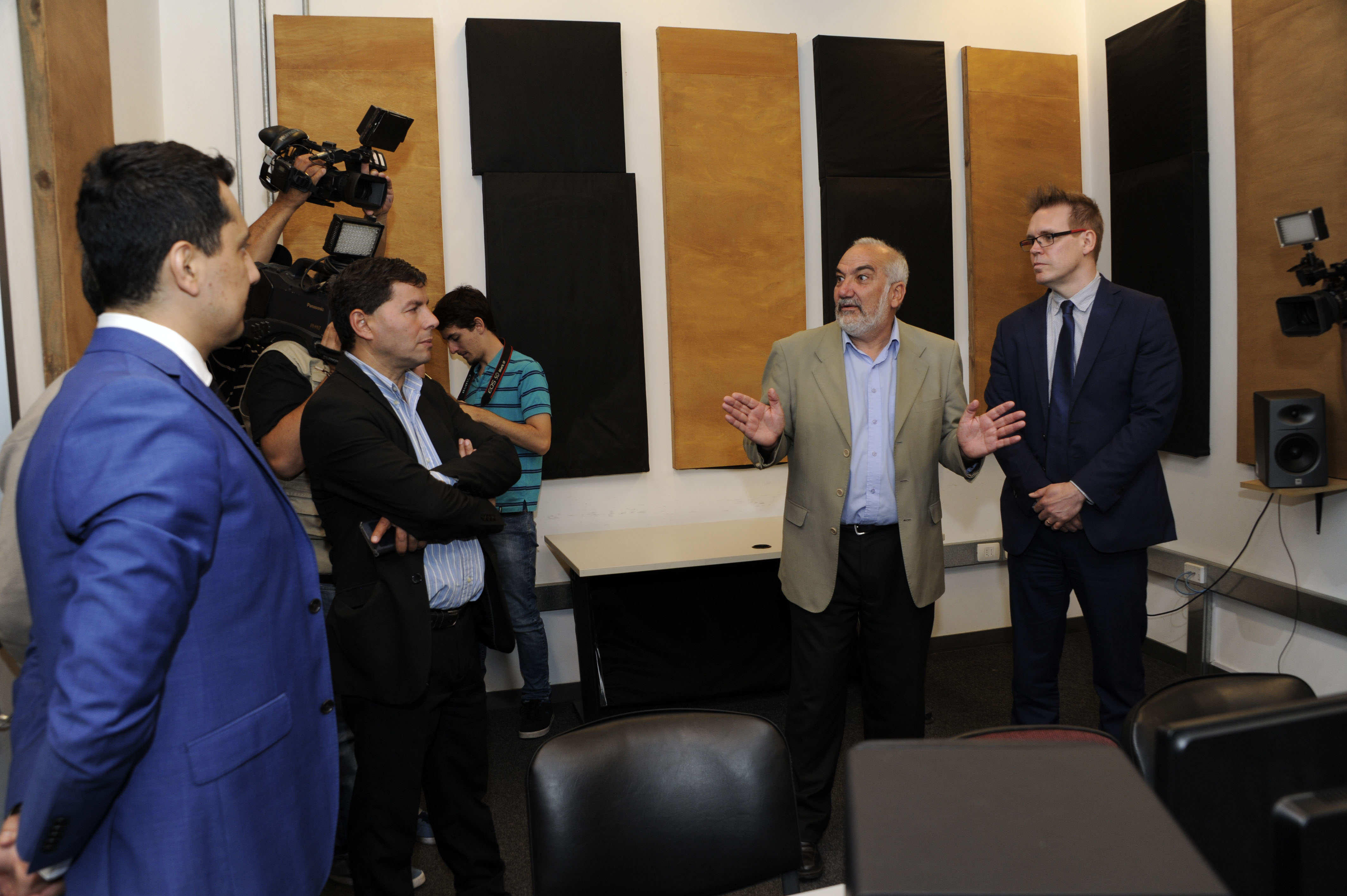 Wilson Netto, Eduardo Pereyra y representantes de universidades finlandesas visitaron las instalaciones del Parque Tecnológico del LATU