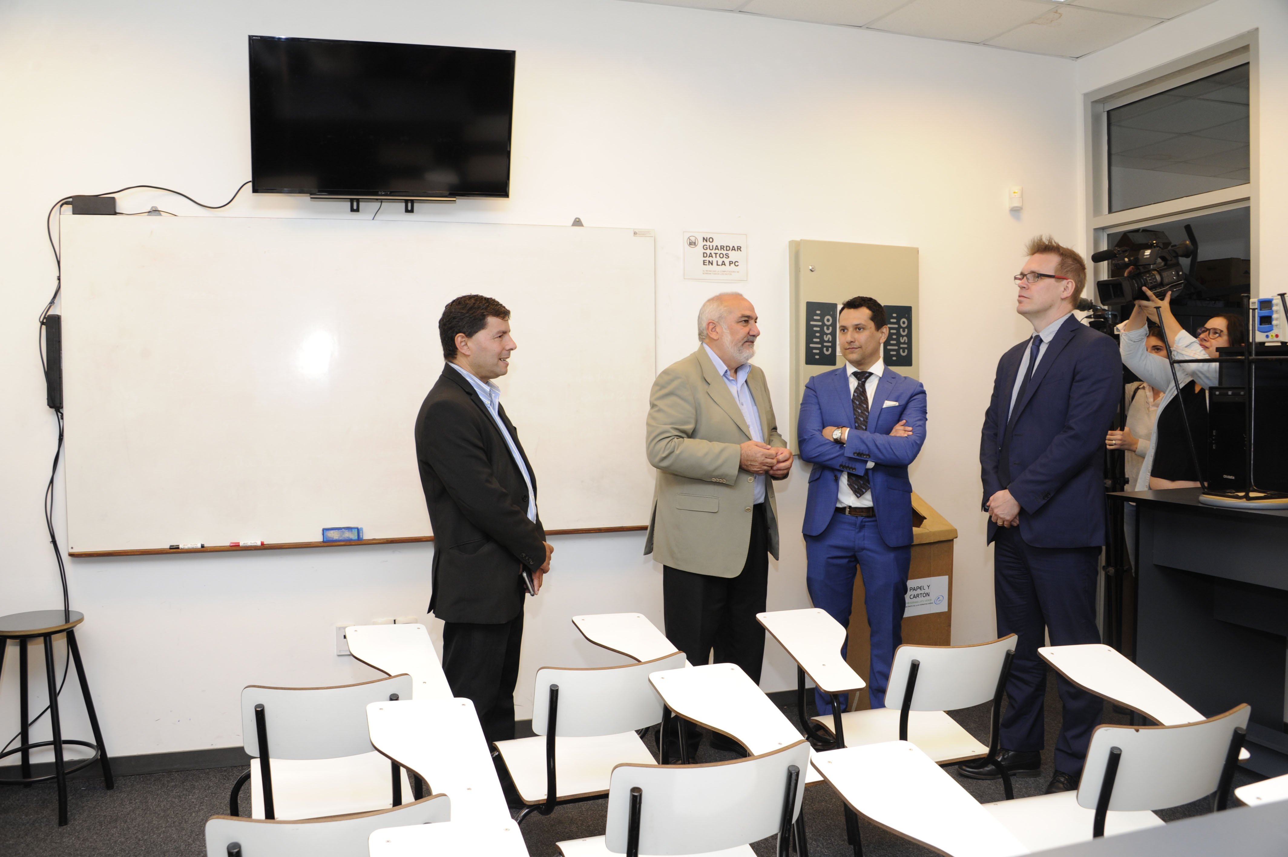 Wilson Netto, Eduardo Pereyra y representantes de universidades finlandesas visitaron las instalaciones del Parque Tecnológico del LATU