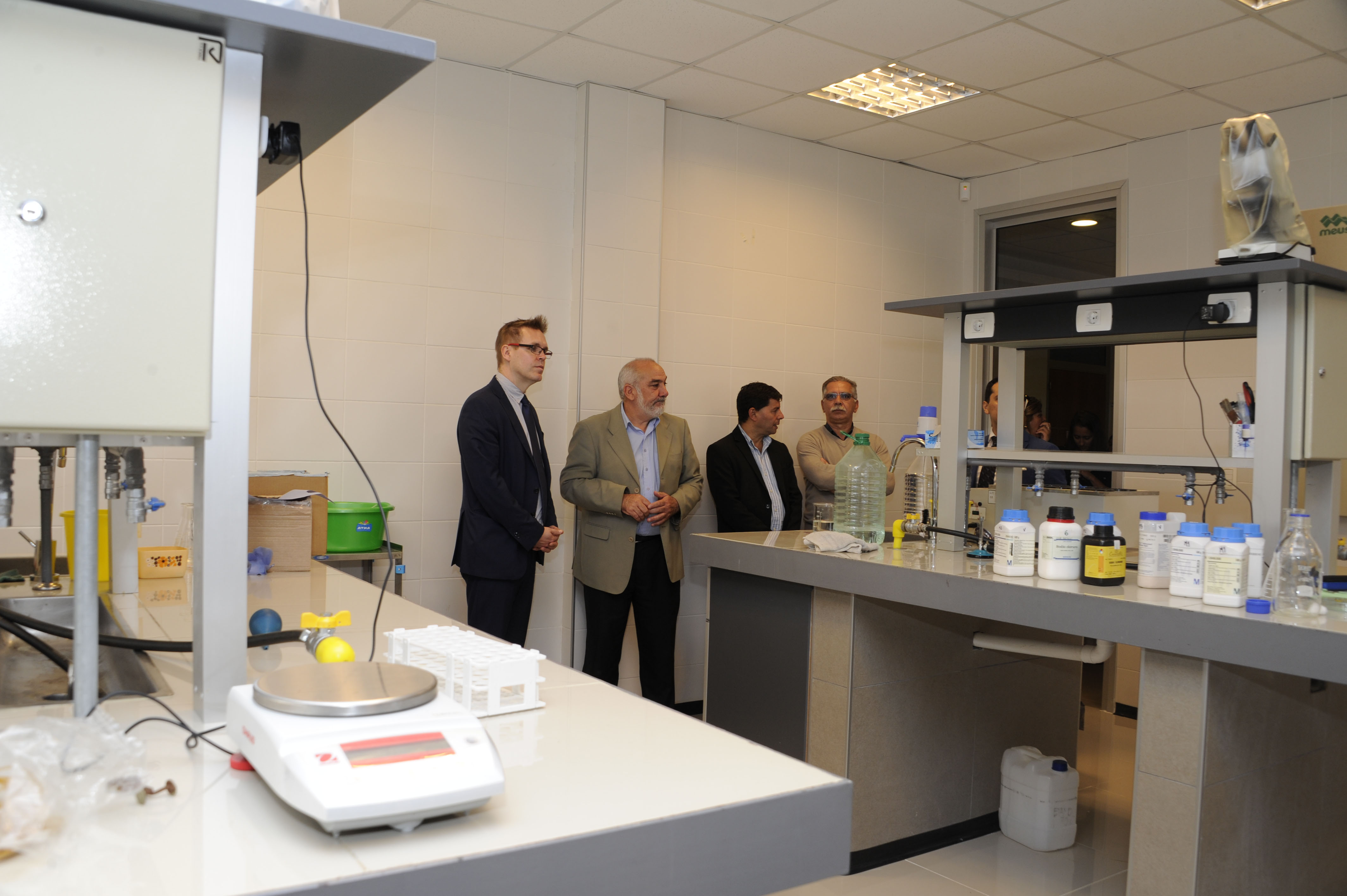Wilson Netto, Eduardo Pereyra y representantes de universidades finlandesas visitaron las instalaciones del Parque Tecnológico del LATU
