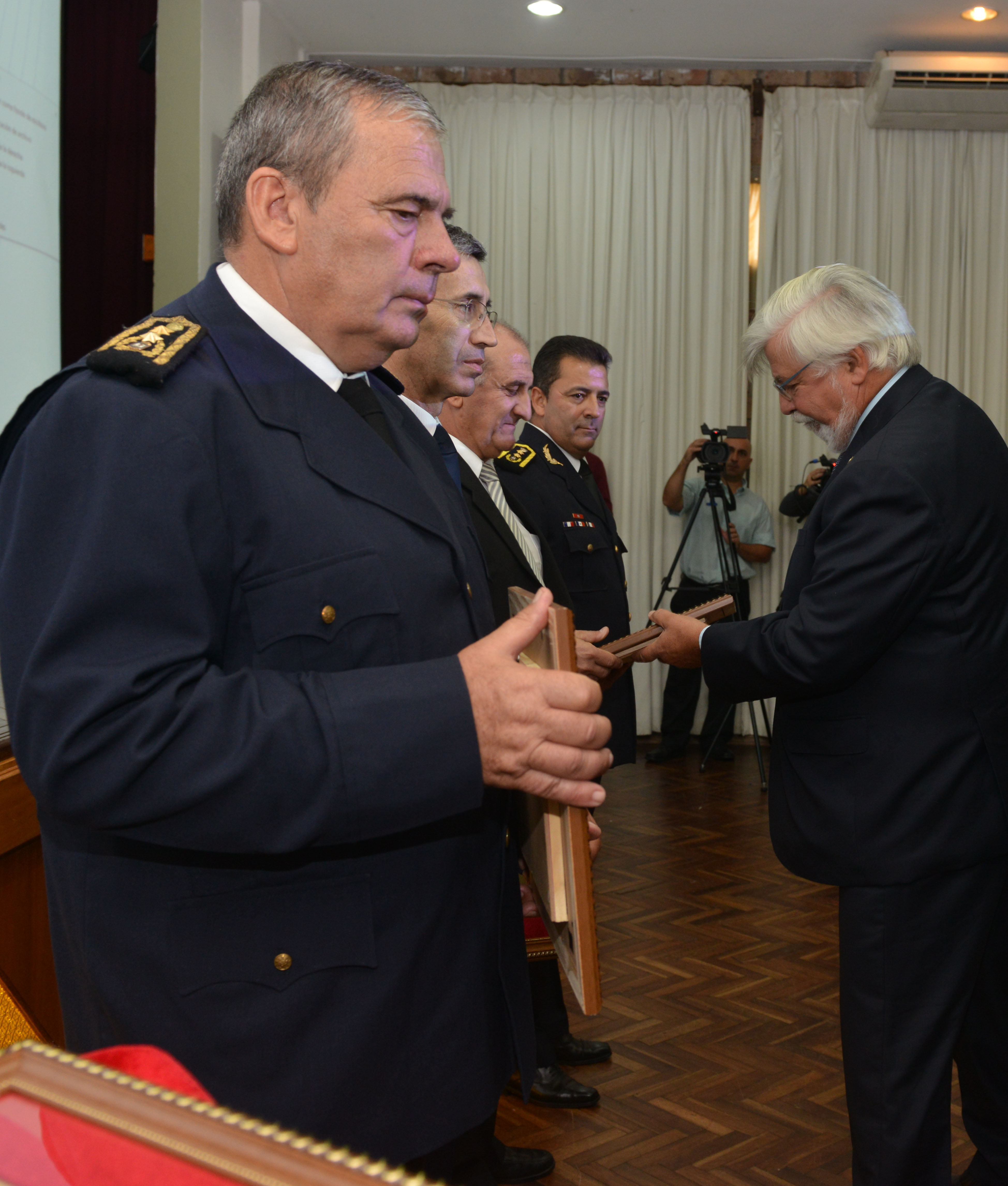 Ministro Eduardo Bonomi realizando el reconocimiento