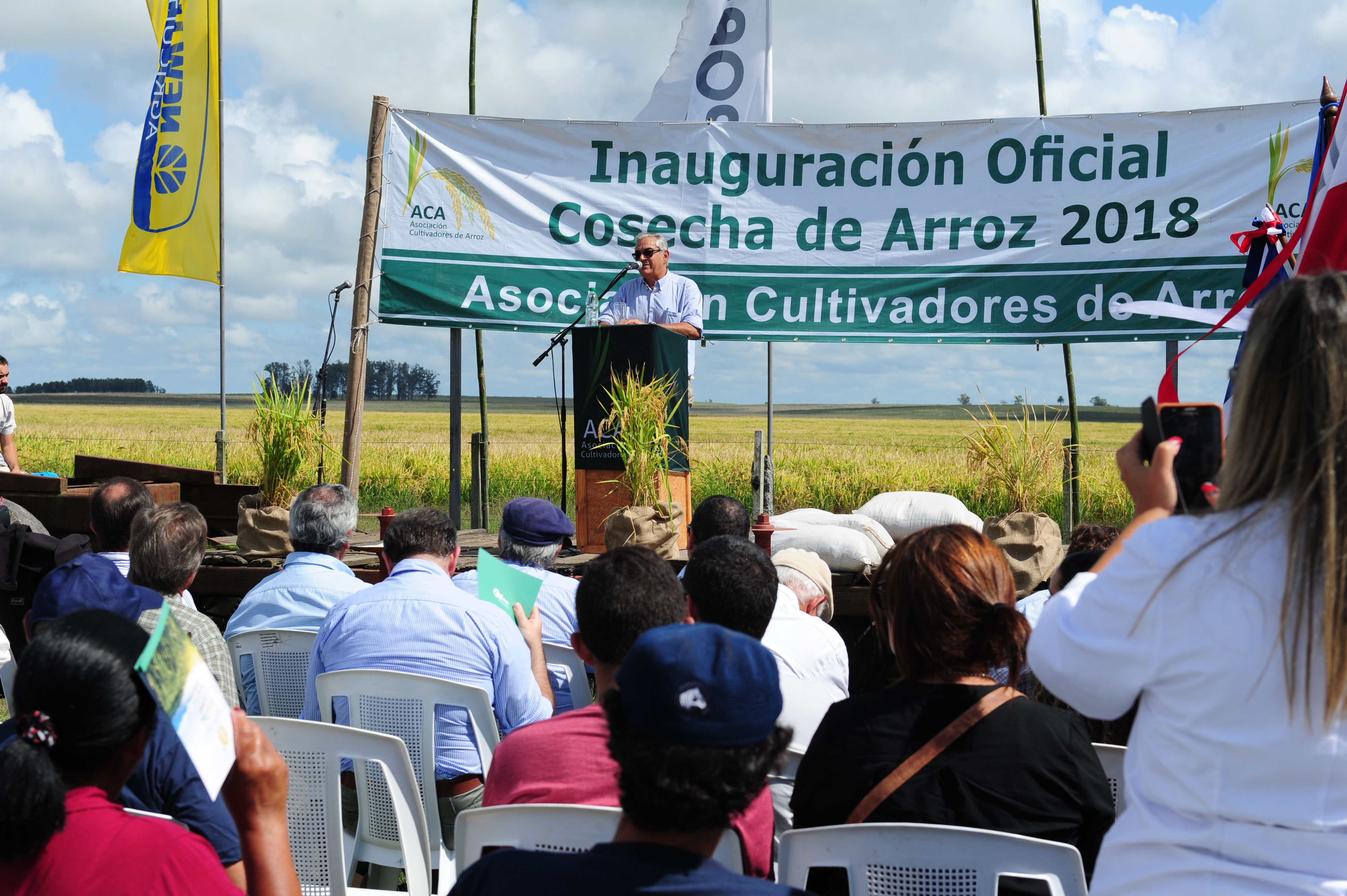 Inauguración de la cosecha de arroz en un establecimiento en el kilómetro 442 de la ruta 8, Cerro Largo