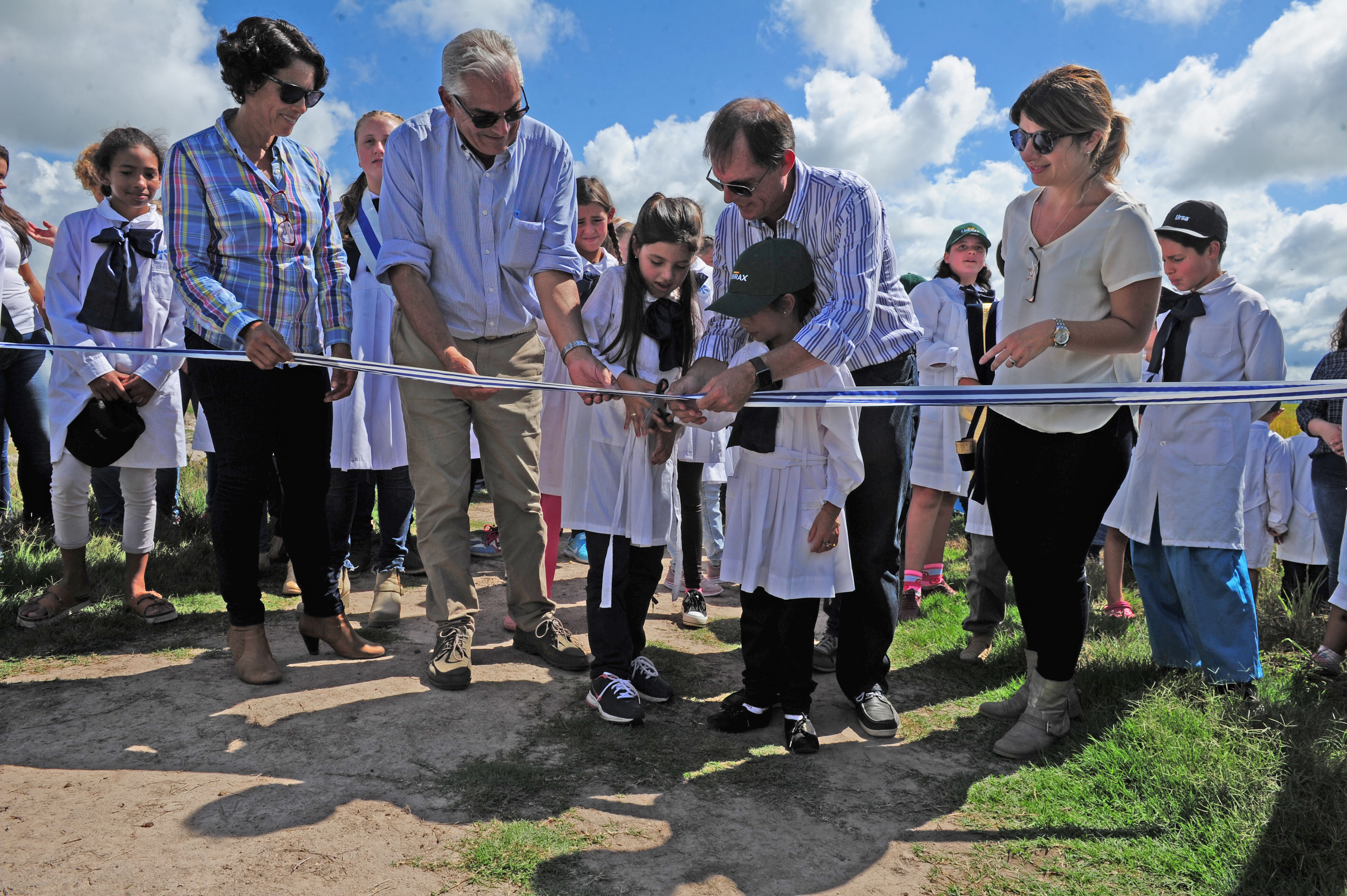 Inauguración de la cosecha de arroz en un establecimiento en el kilómetro 442 de la ruta 8, Cerro Largo