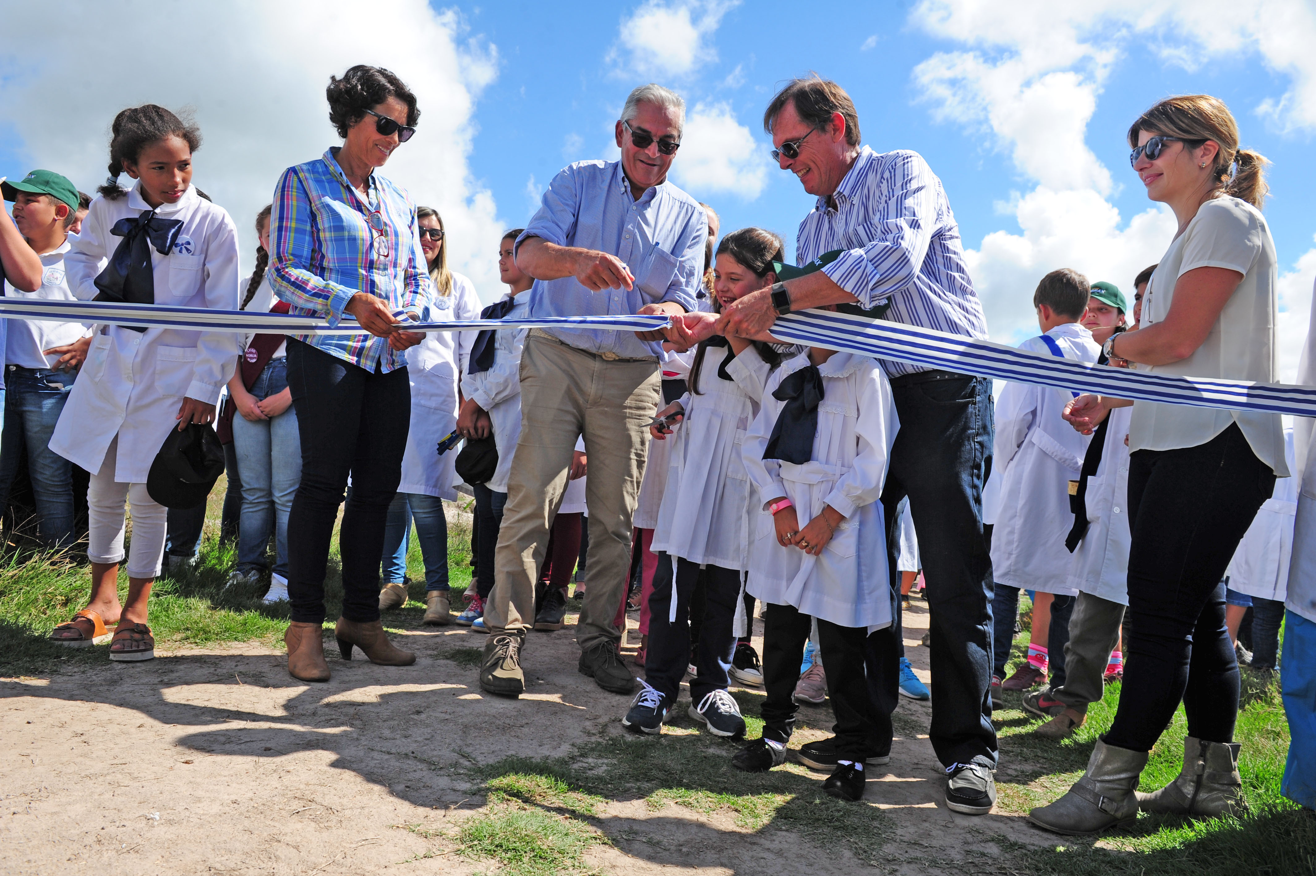 Inauguración de la cosecha de arroz en un establecimiento en el kilómetro 442 de la ruta 8, Cerro Largo