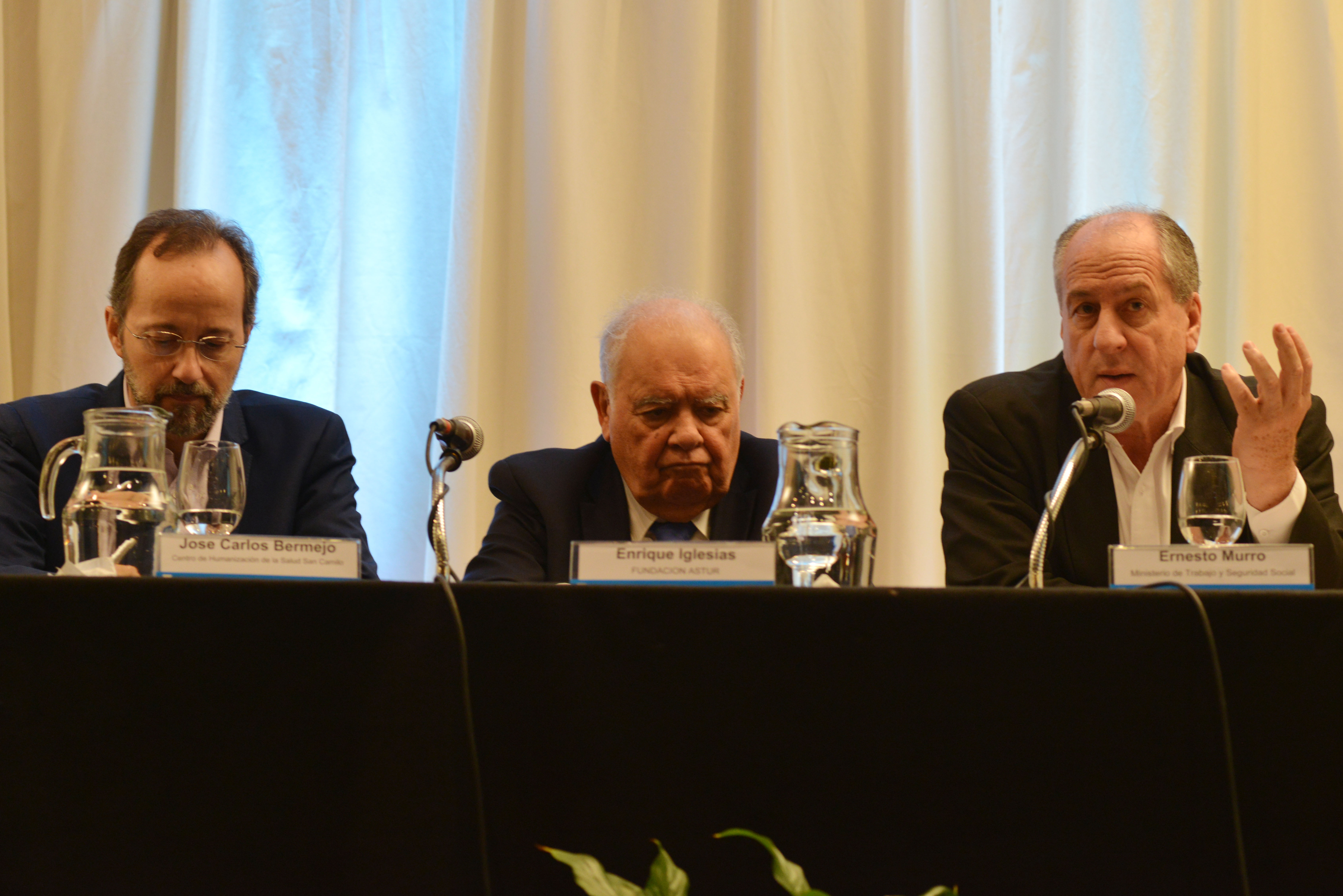 Ernesto Murro con Enrique Iglesias y José Carlos Bermejo, magister en humanización de la salud