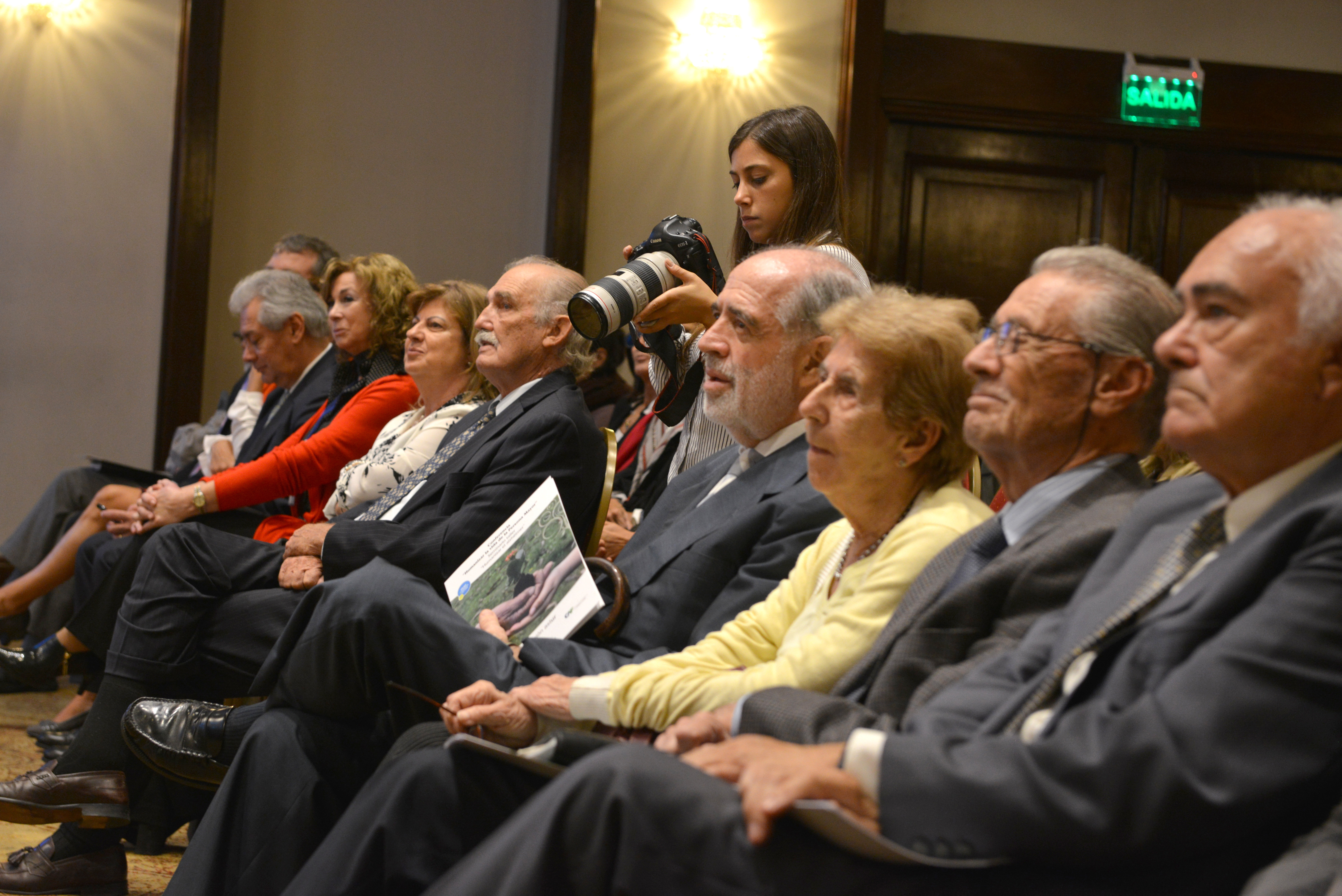 Conferencia, Humanizar la vida de la persona mayor