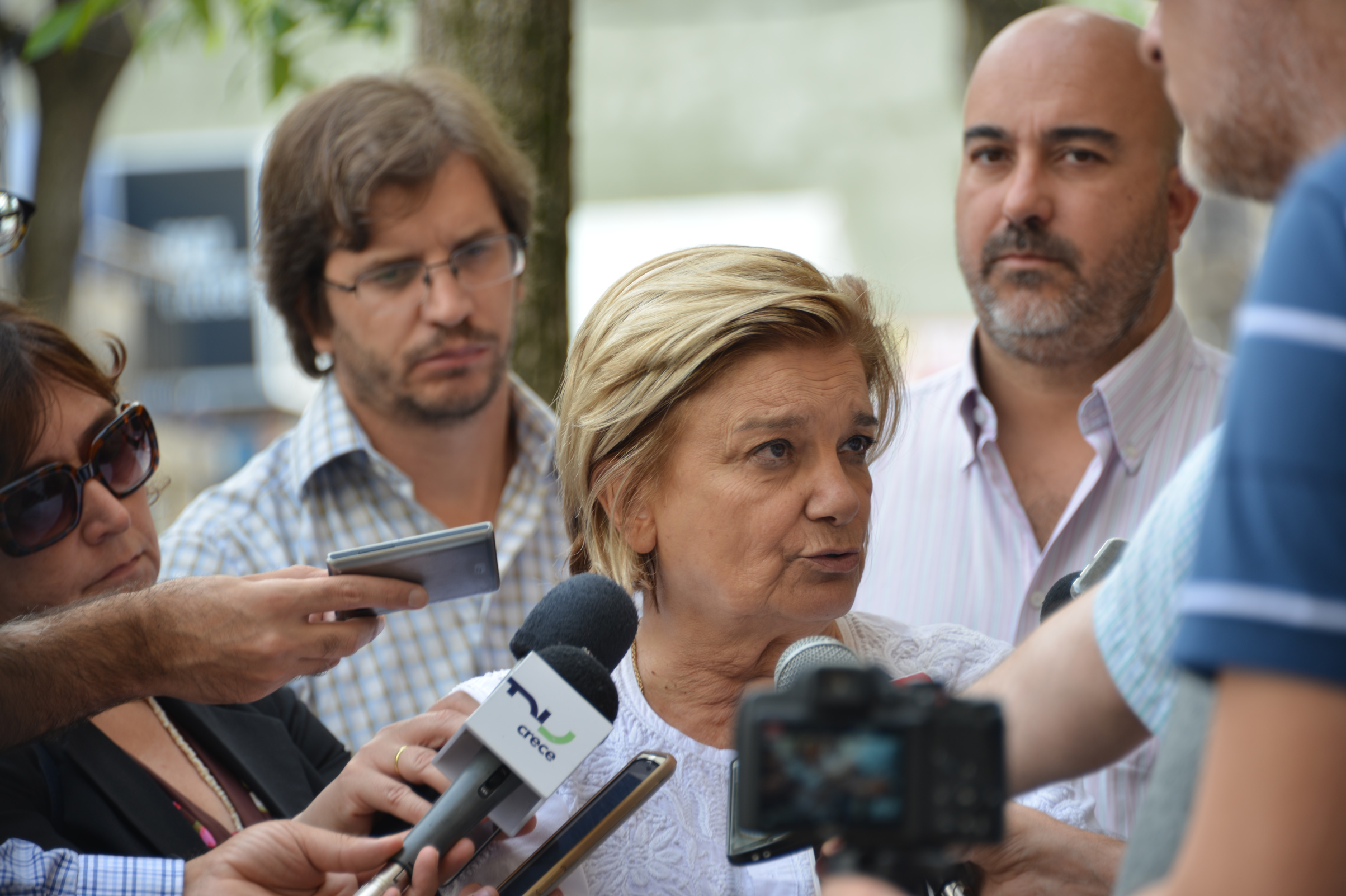 Ministra de VIvienda, Eneida de León, realizando declaraciones a la prensa