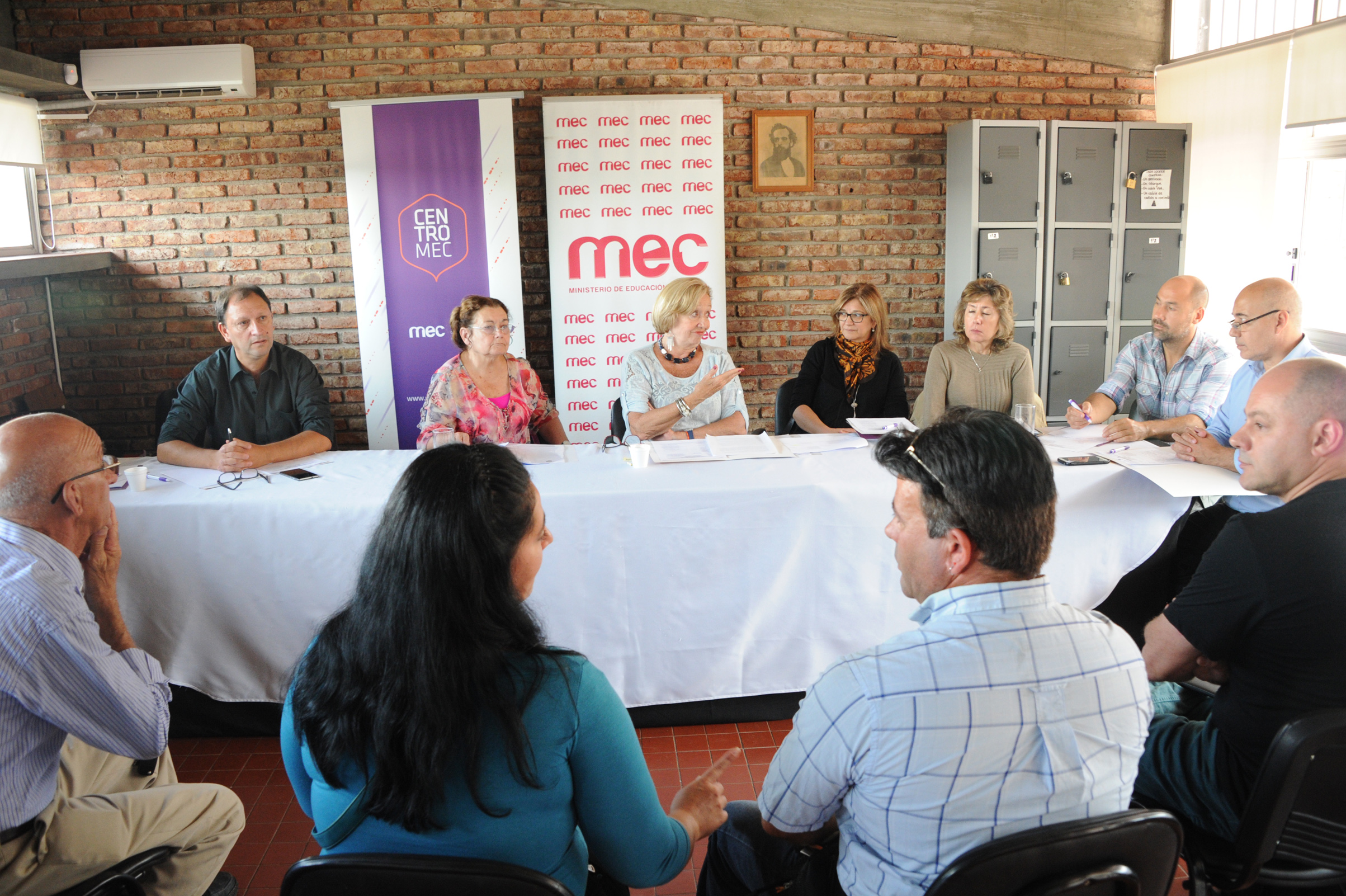 Autoridades del Ministerio de Educación y Cultura (MEC) en reunión con vecinos y organizaciones sociales del departamento de San José