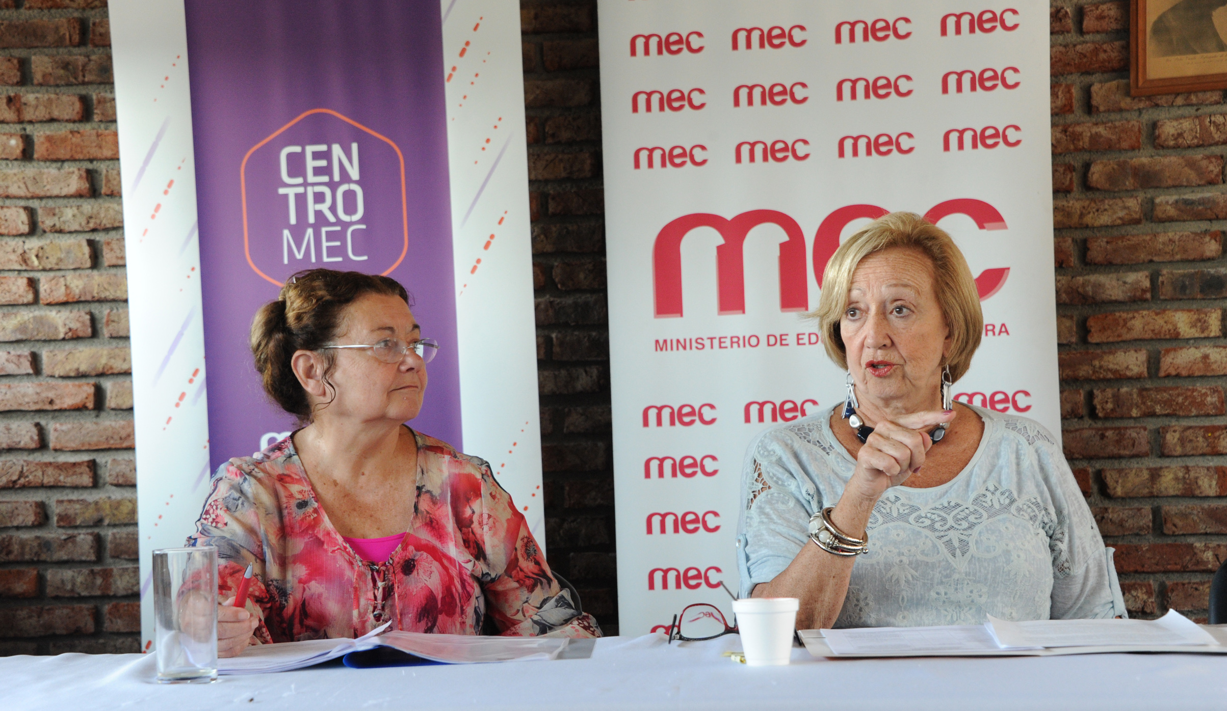 Autoridades del Ministerio de Educación y Cultura (MEC) en reunión con vecinos y organizaciones sociales del departamento de San José