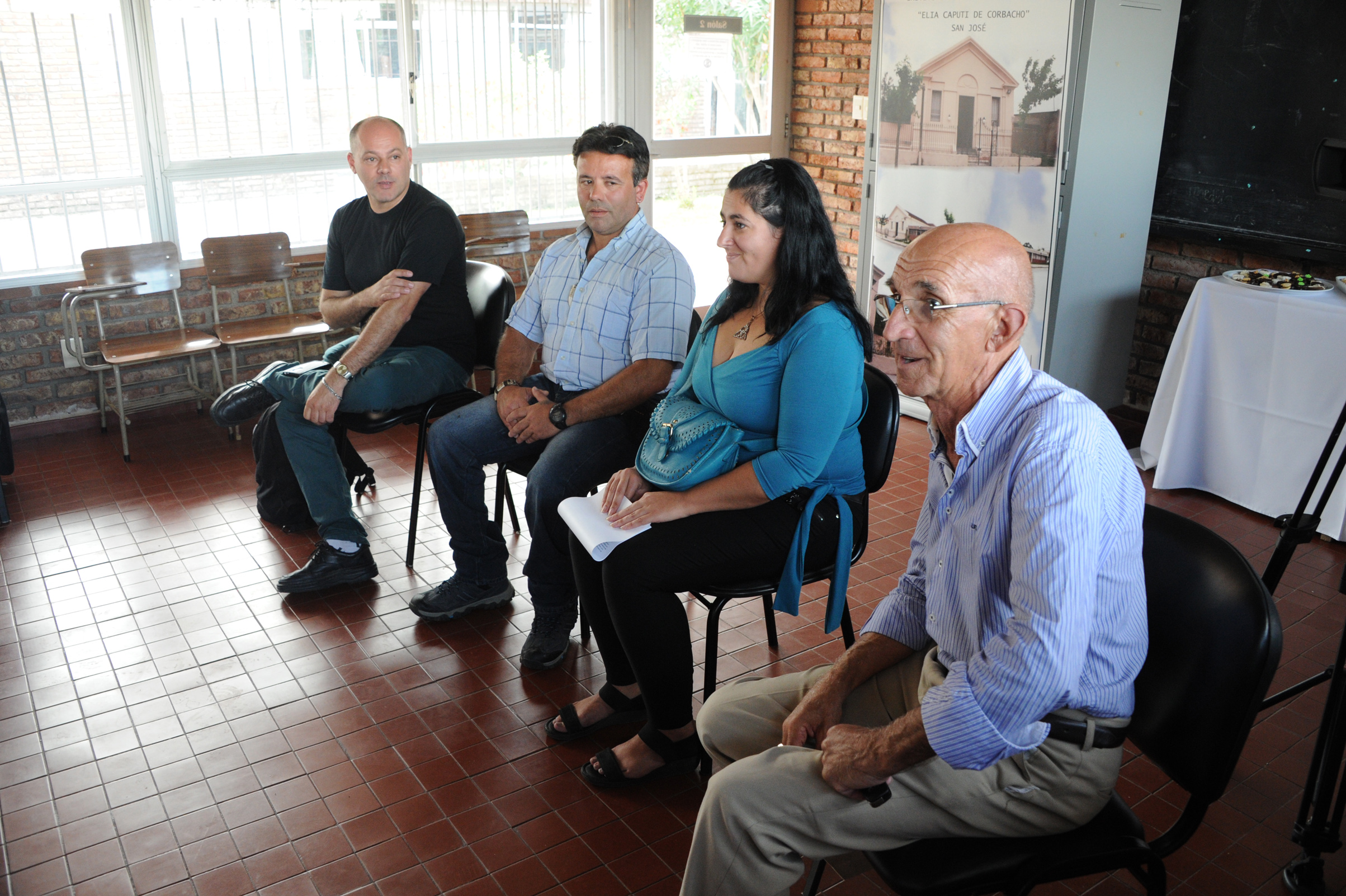 Autoridades del Ministerio de Educación y Cultura (MEC) en reunión con vecinos y organizaciones sociales del departamento de San José