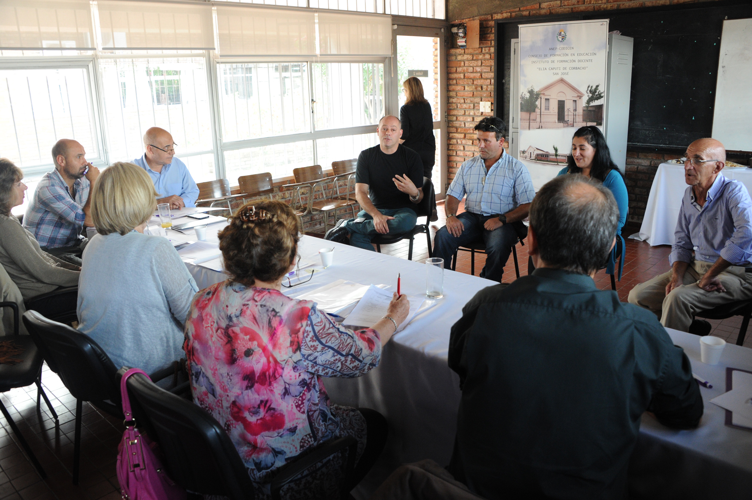Autoridades del Ministerio de Educación y Cultura (MEC) en reunión con vecinos y organizaciones sociales del departamento de San José