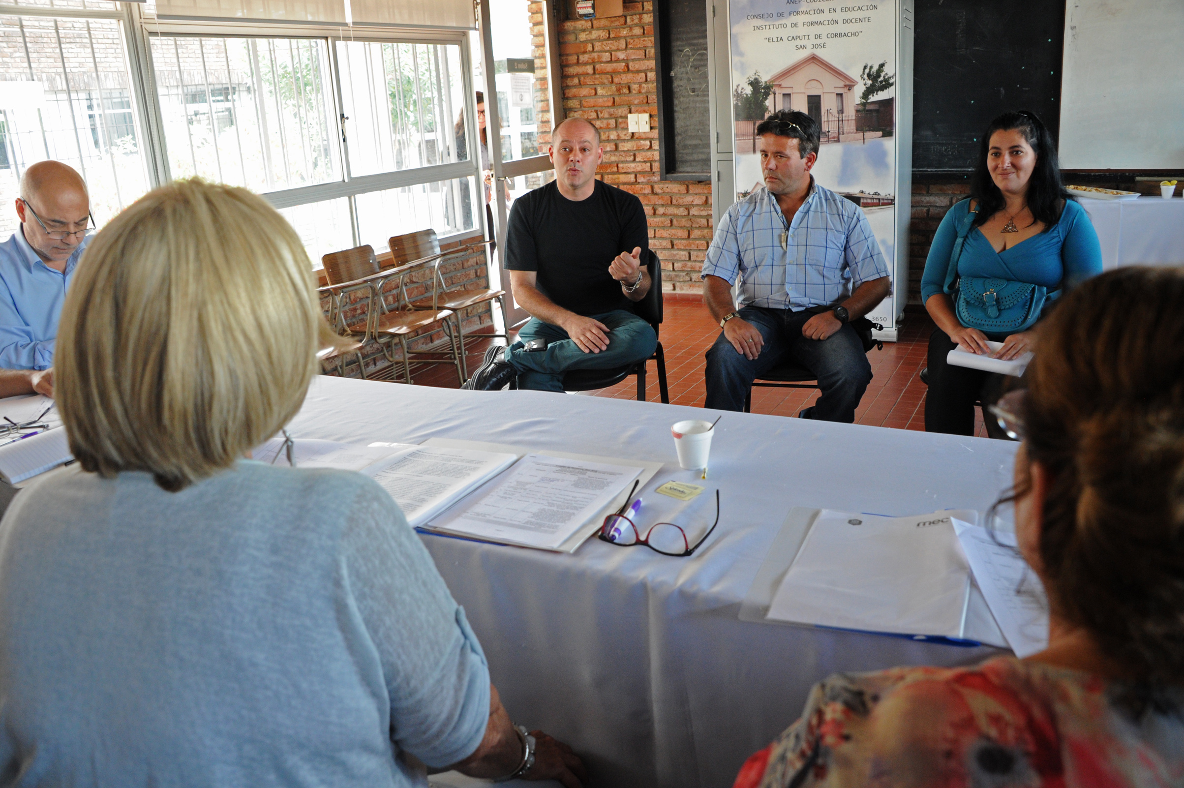 Autoridades del Ministerio de Educación y Cultura (MEC) en reunión con vecinos y organizaciones sociales del departamento de San Josén José