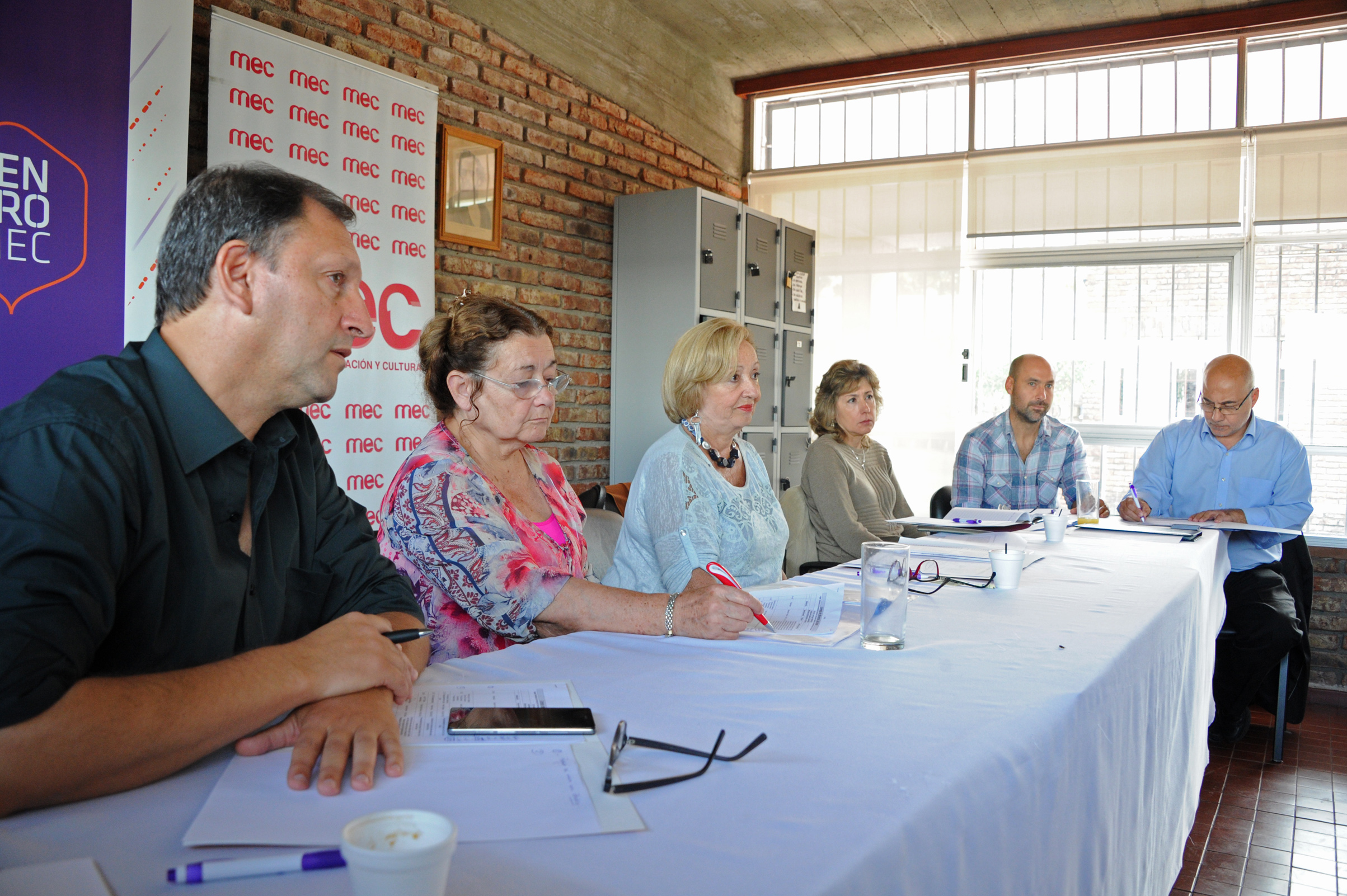 Autoridades del Ministerio de Educación y Cultura (MEC) en reunión con vecinos y organizaciones sociales del departamento de San José