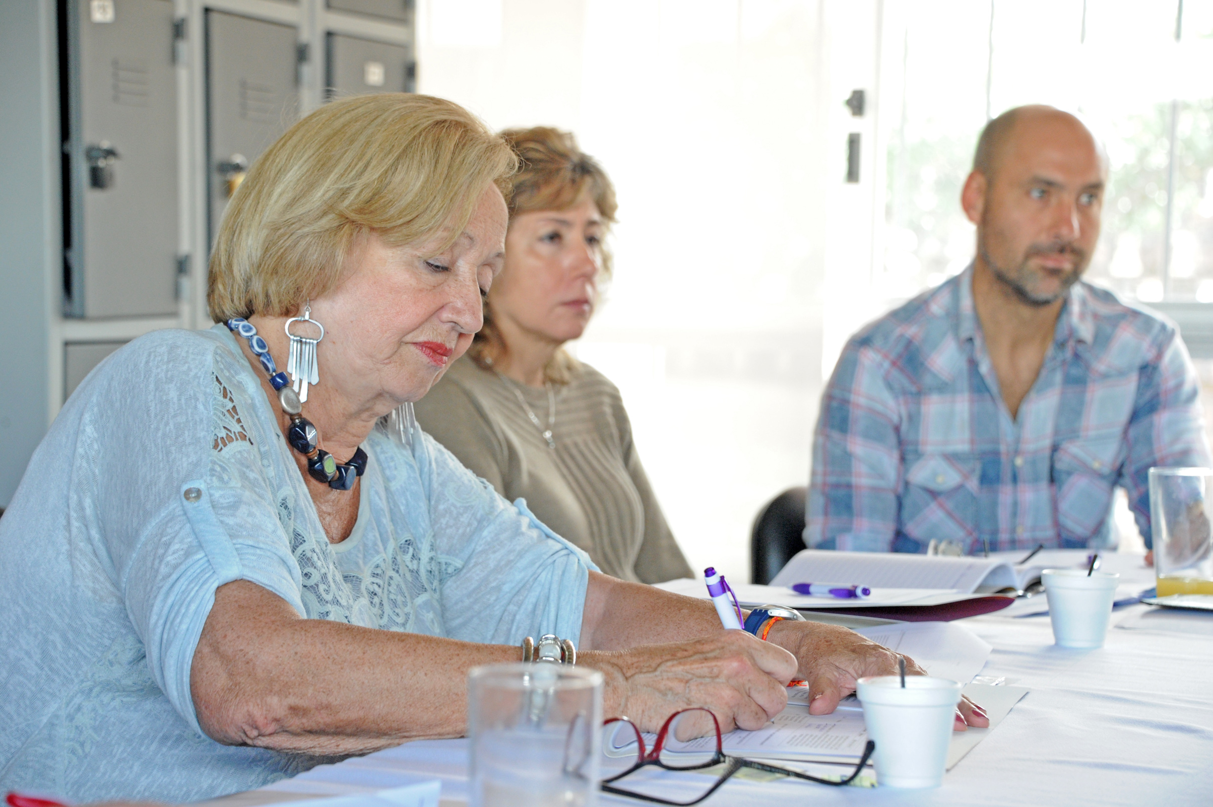 Autoridades del Ministerio de Educación y Cultura (MEC) en reunión con vecinos y organizaciones sociales del departamento de San José