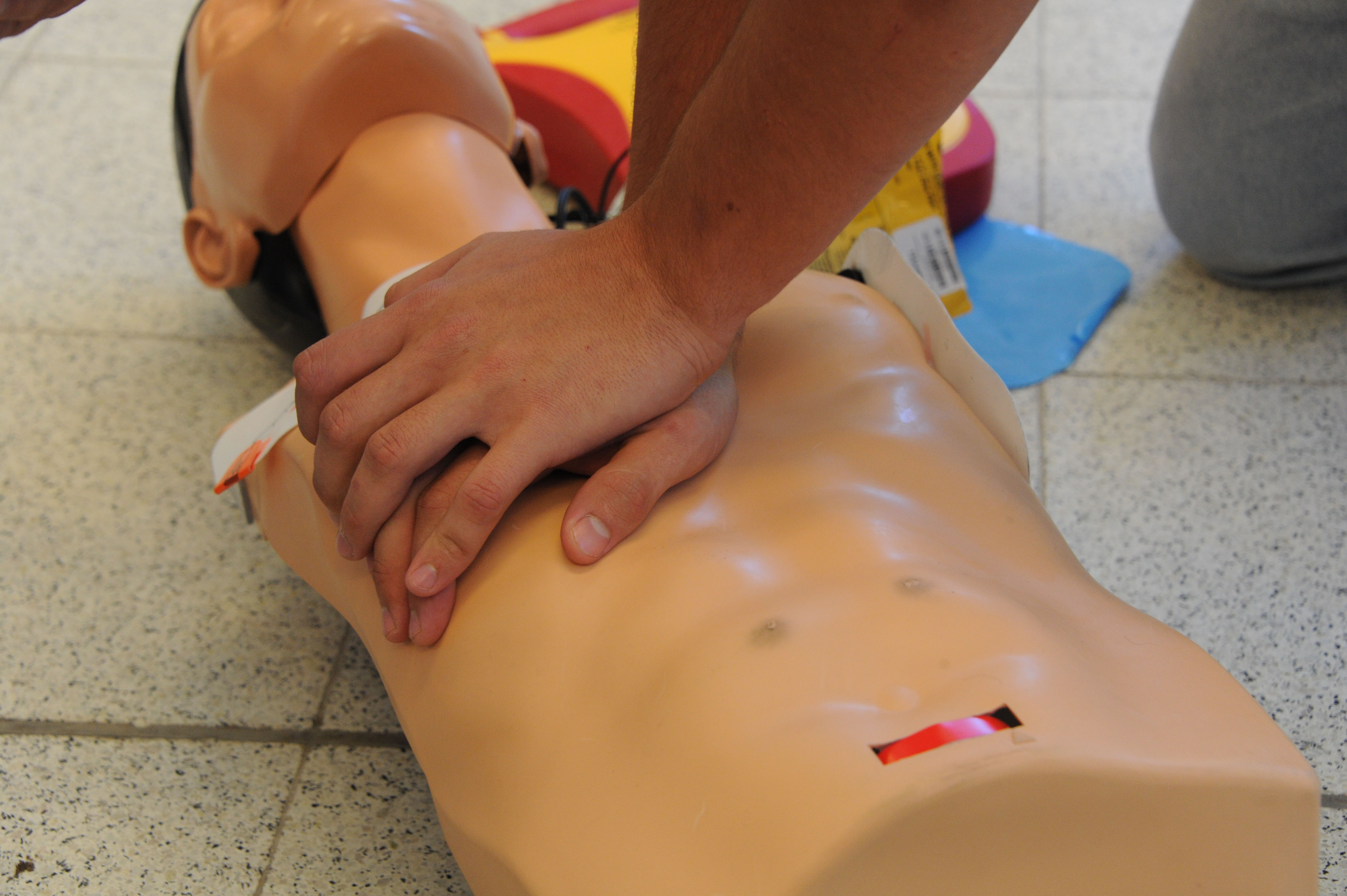 Curso de resucitación cardíaca básica y desfibrilación externa automática de la Comisión Nacional Honoraria Cardiovascular