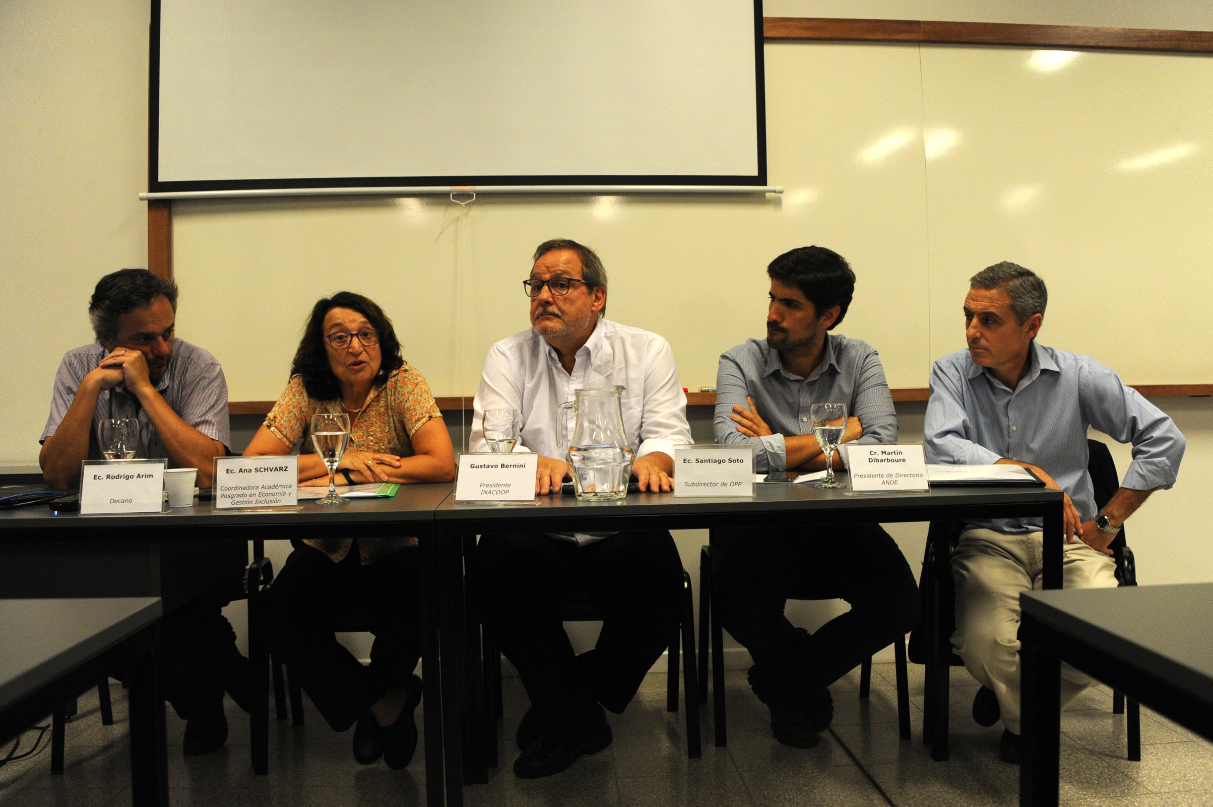 Ana Schvarz, Coordinadora Académica Posgrado en Economía y Gestión Inclusión, haciendo uso de la palabra