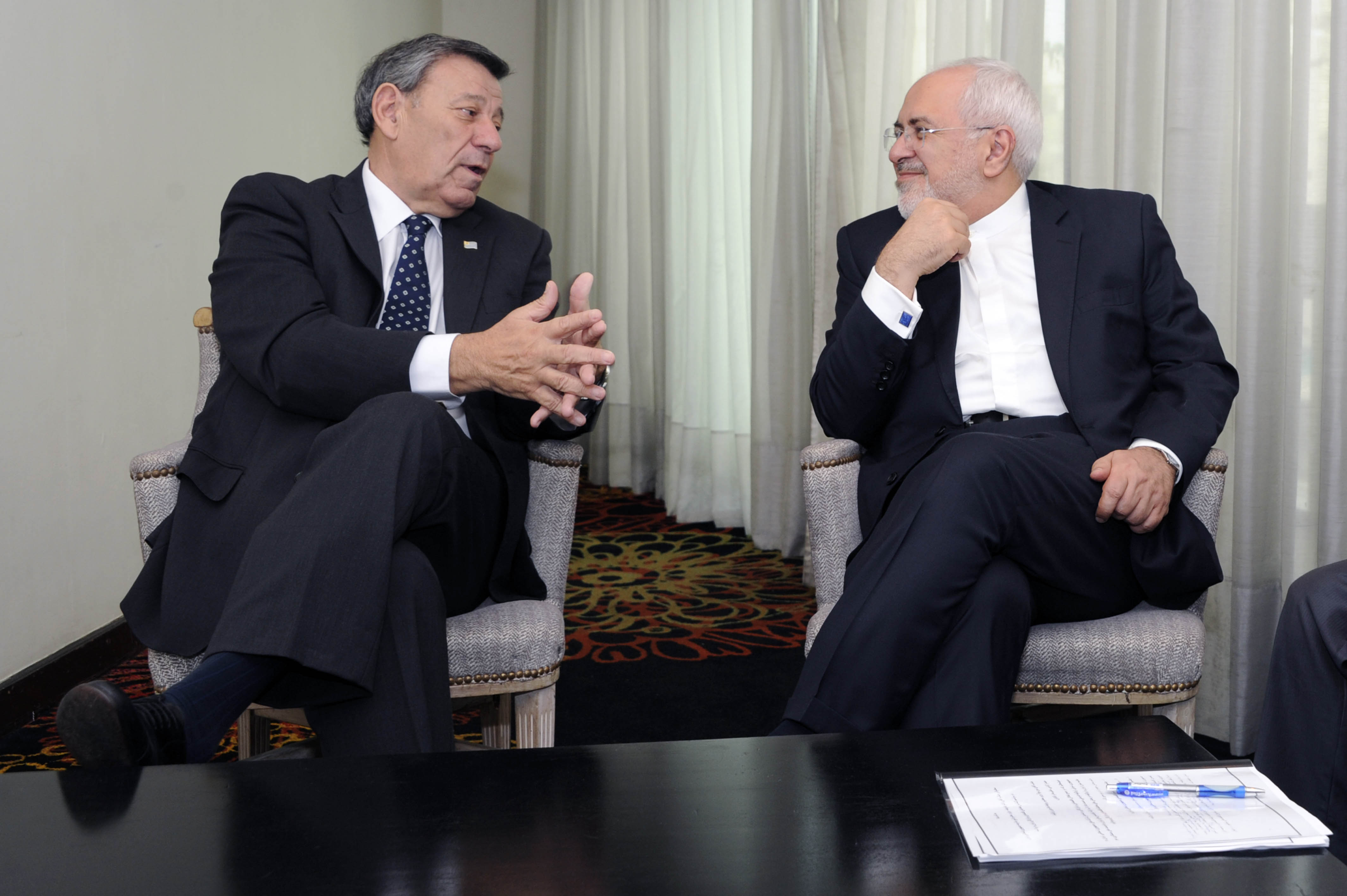 Canciller Rodolfo Nin Novoa, junto al ministro de Asuntos Exteriores iraní, Mohamad Yavad Zarif