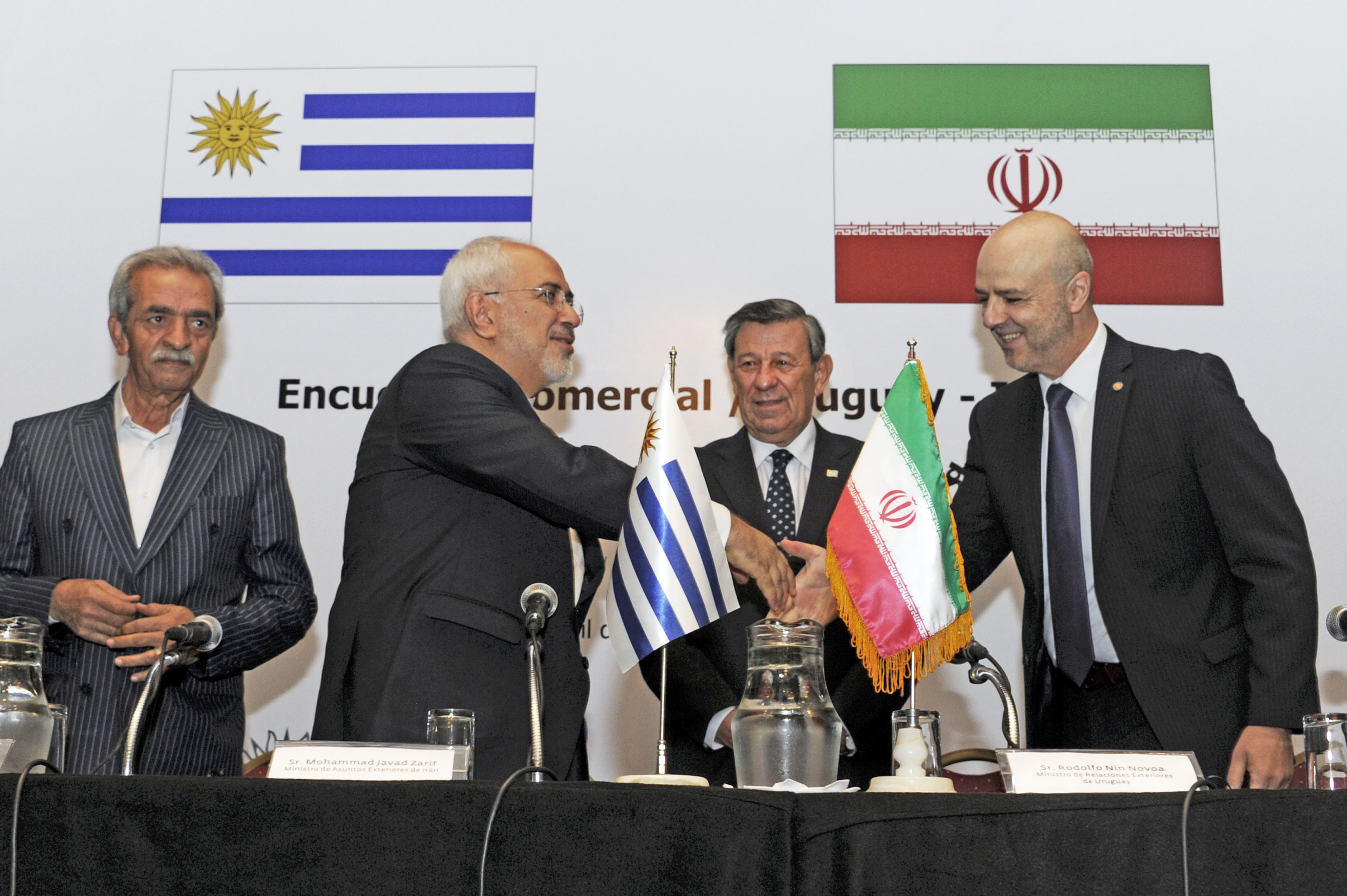 Ministro de Asuntos Exteriores iraní, Mohamad Yavad Zarif, saluda al director ejecutivo de Uruguay XXI, Antonio Carámbula