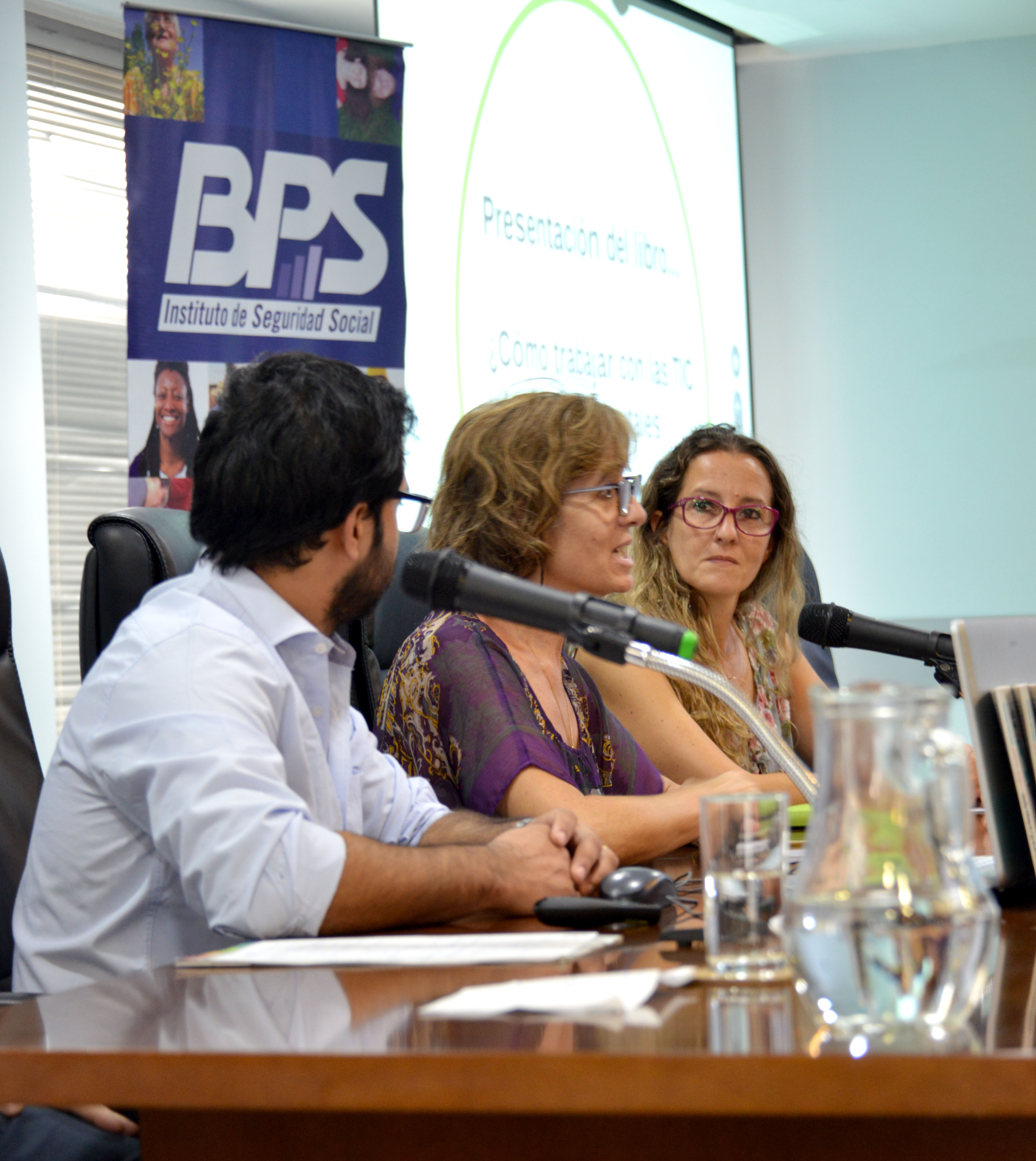 Autores del libro, Domingo Borba y Mariano Ávalos, a la directora de Pronadis, Begoña Grau