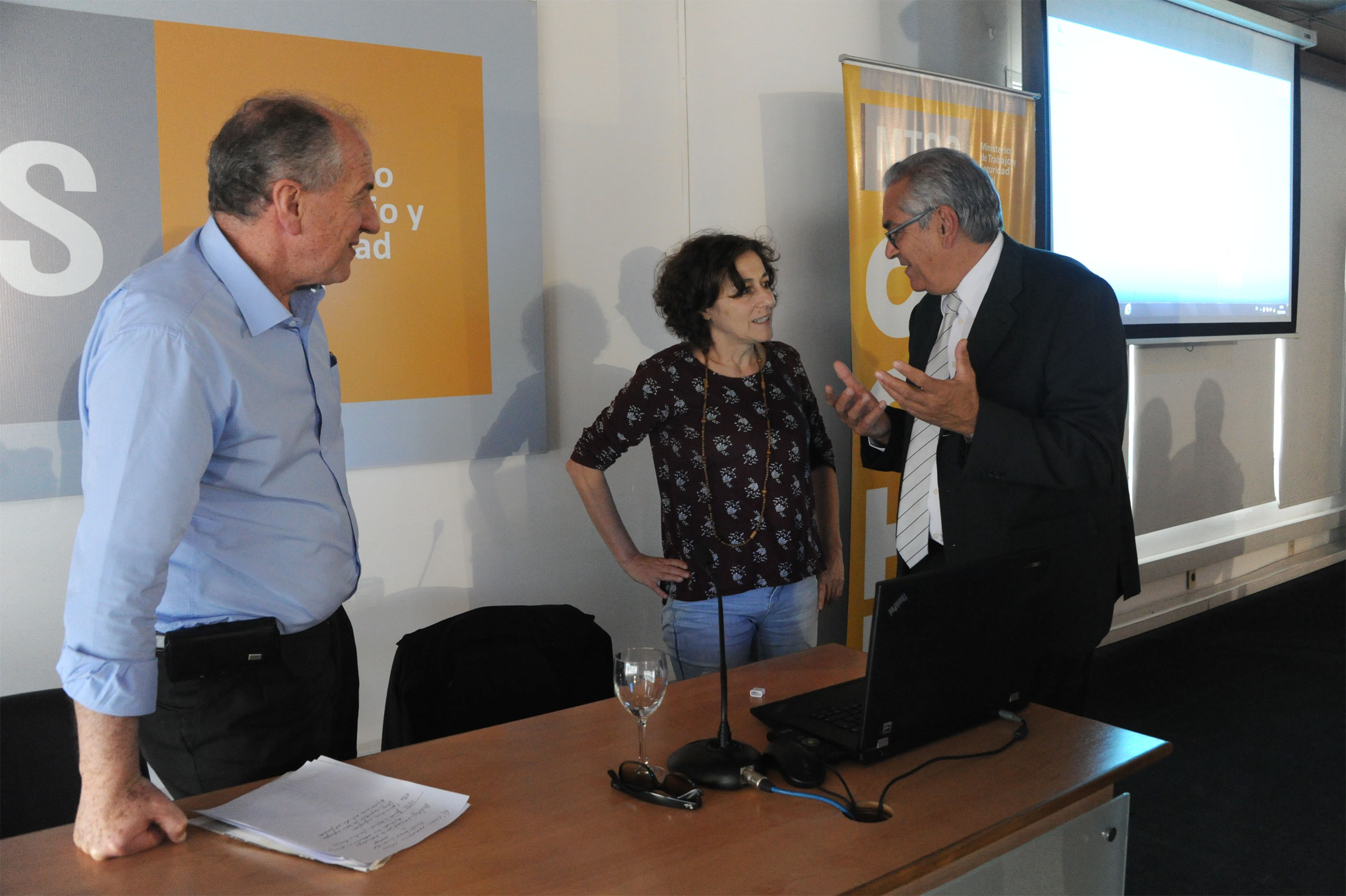 Ministro Ernesto Murro junto al ministro Enzo Benech, al finalizar la conferencia: "MTSS: de la historia agraria al presente”