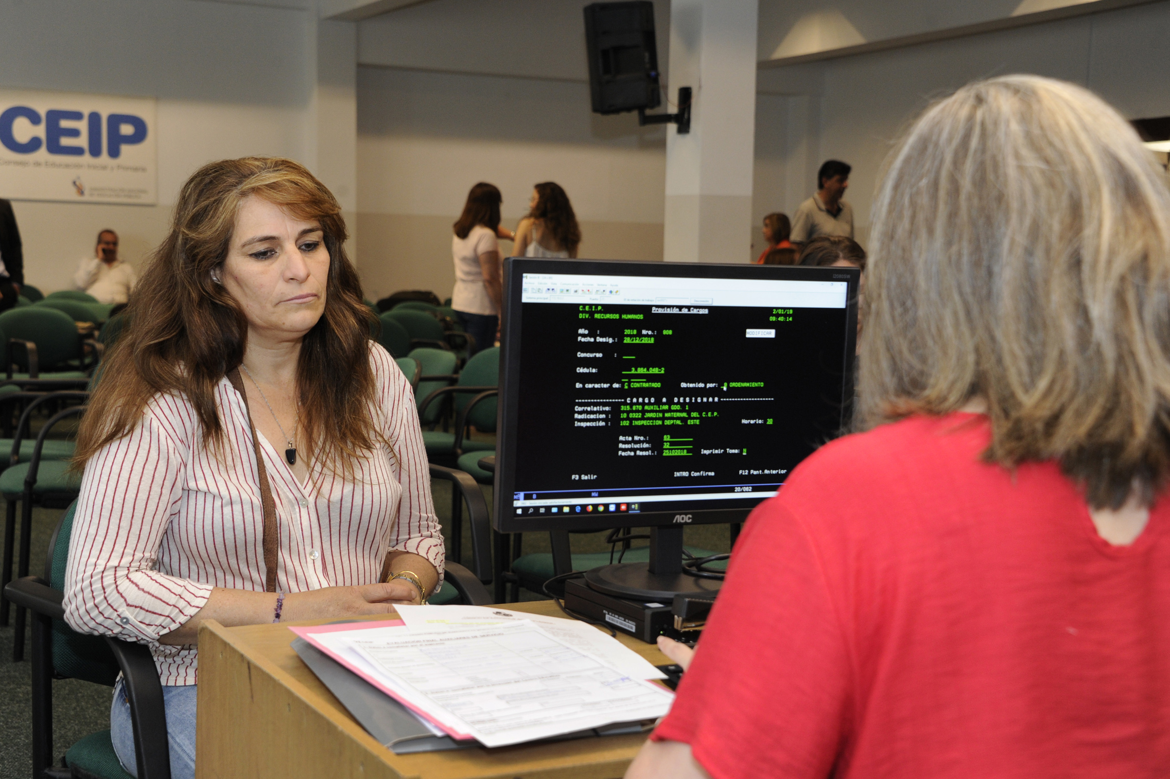 Auxiliares de servicios de escuelas públicas asumen funciones