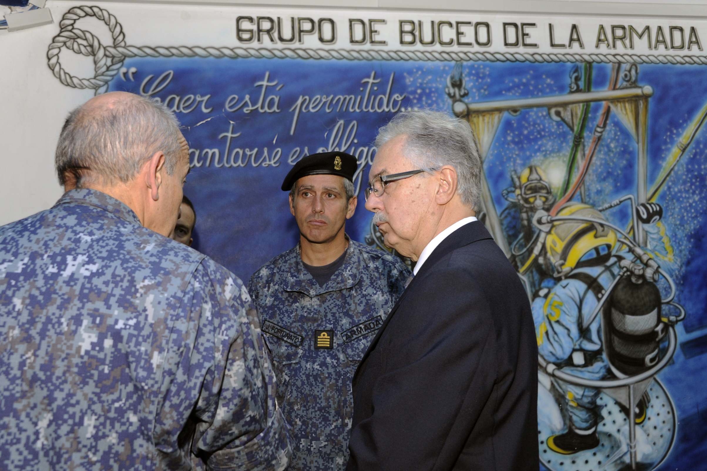 Jorge Menéndez, en reconocimiento al Grupo de Buceo y Salvamento de la Armada Nacional