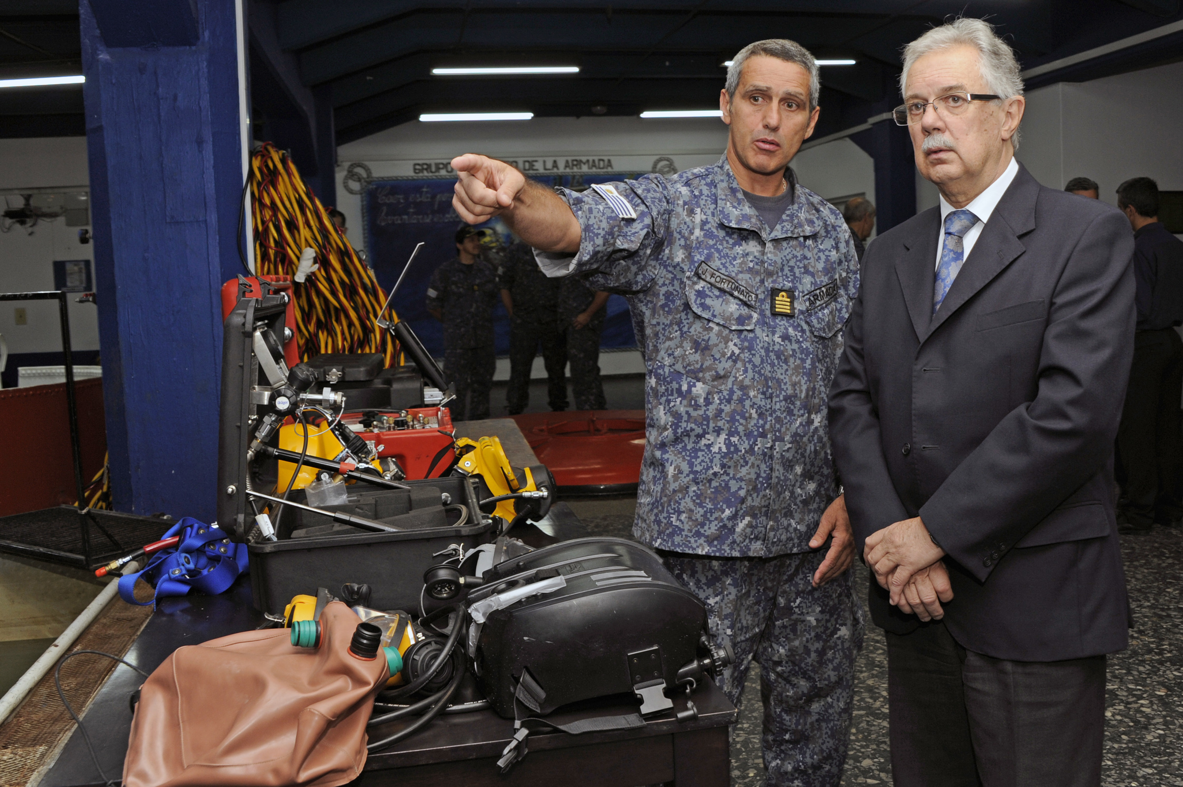 Jorge Menéndez, en reconocimiento al Grupo de Buceo y Salvamento de la Armada Nacional
