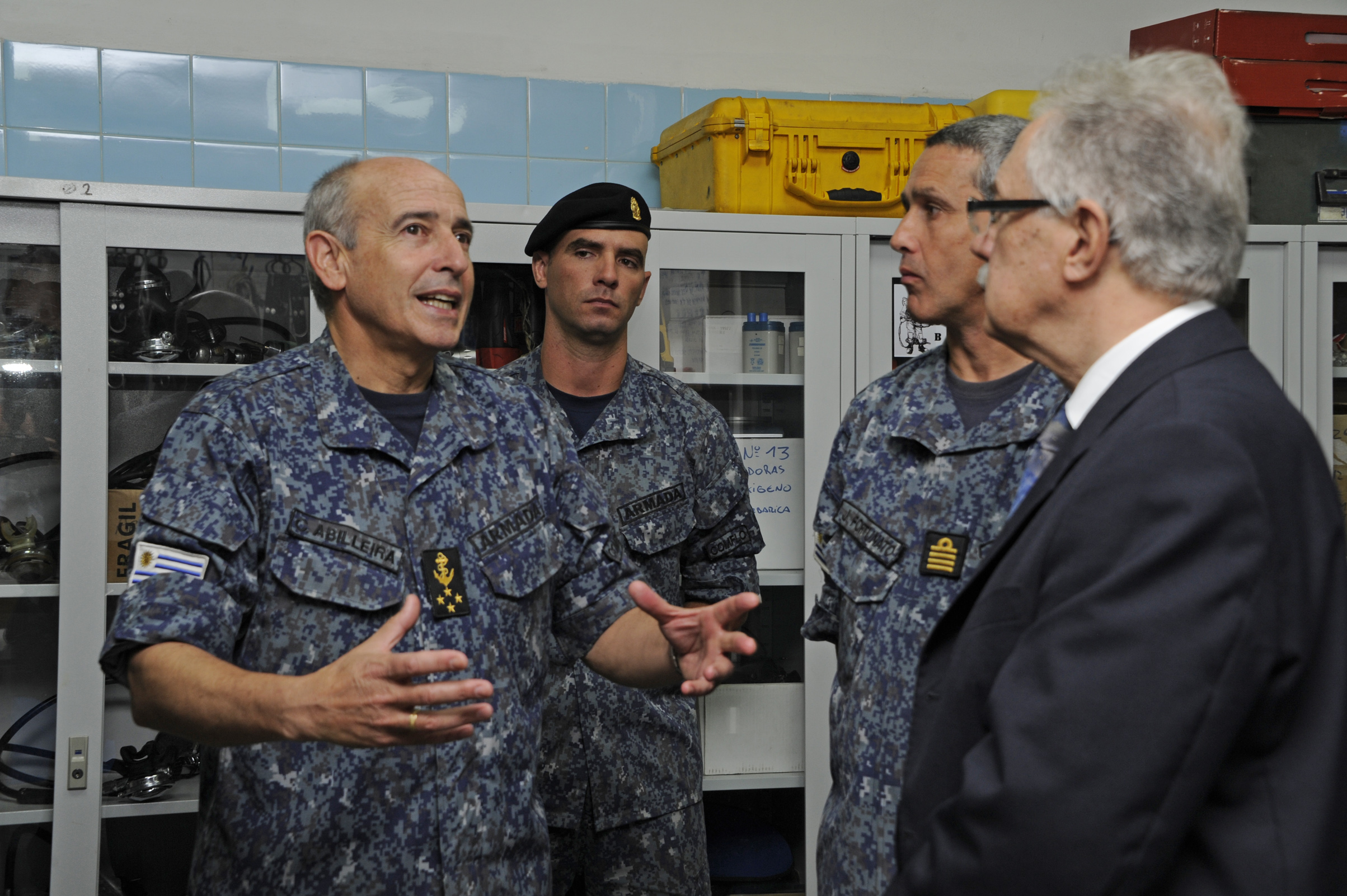 Jorge Menéndez, en reconocimiento al Grupo de Buceo y Salvamento de la Armada Nacional