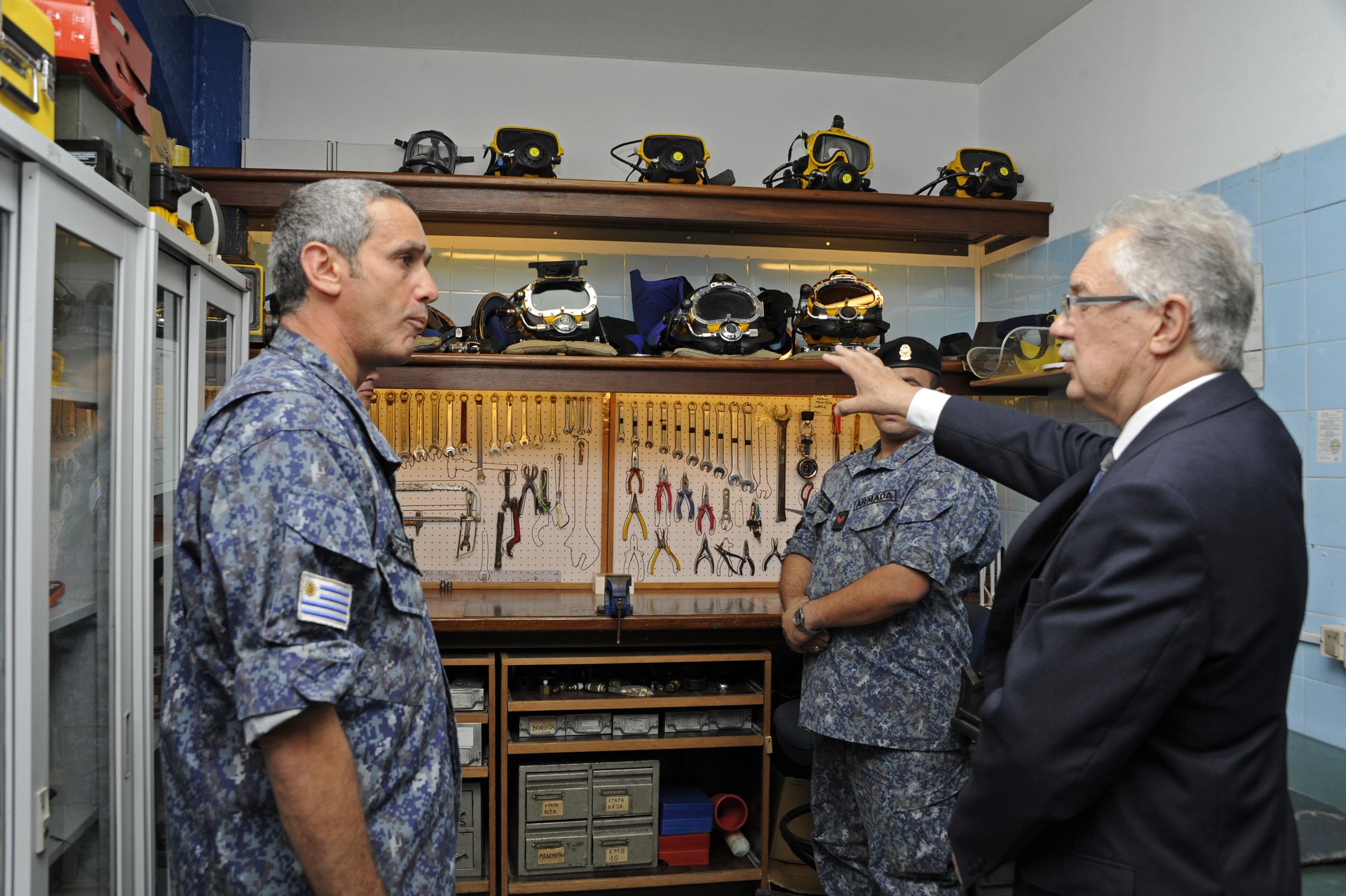 Jorge Menéndez, en reconocimiento al Grupo de Buceo y Salvamento de la Armada Nacional