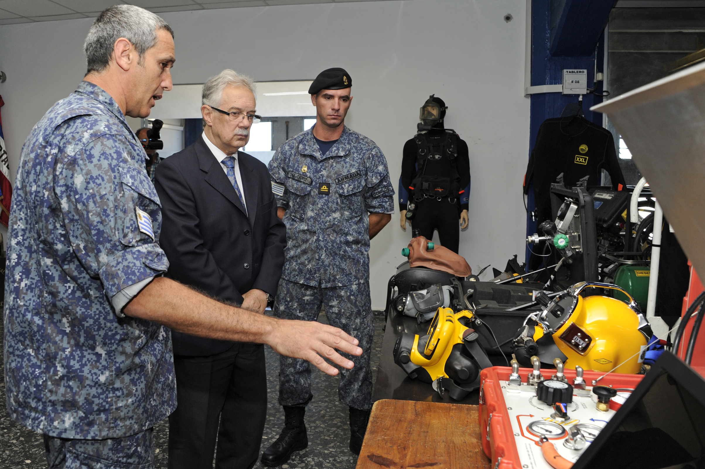 Jorge Menéndez, en reconocimiento al Grupo de Buceo y Salvamento de la Armada Nacional