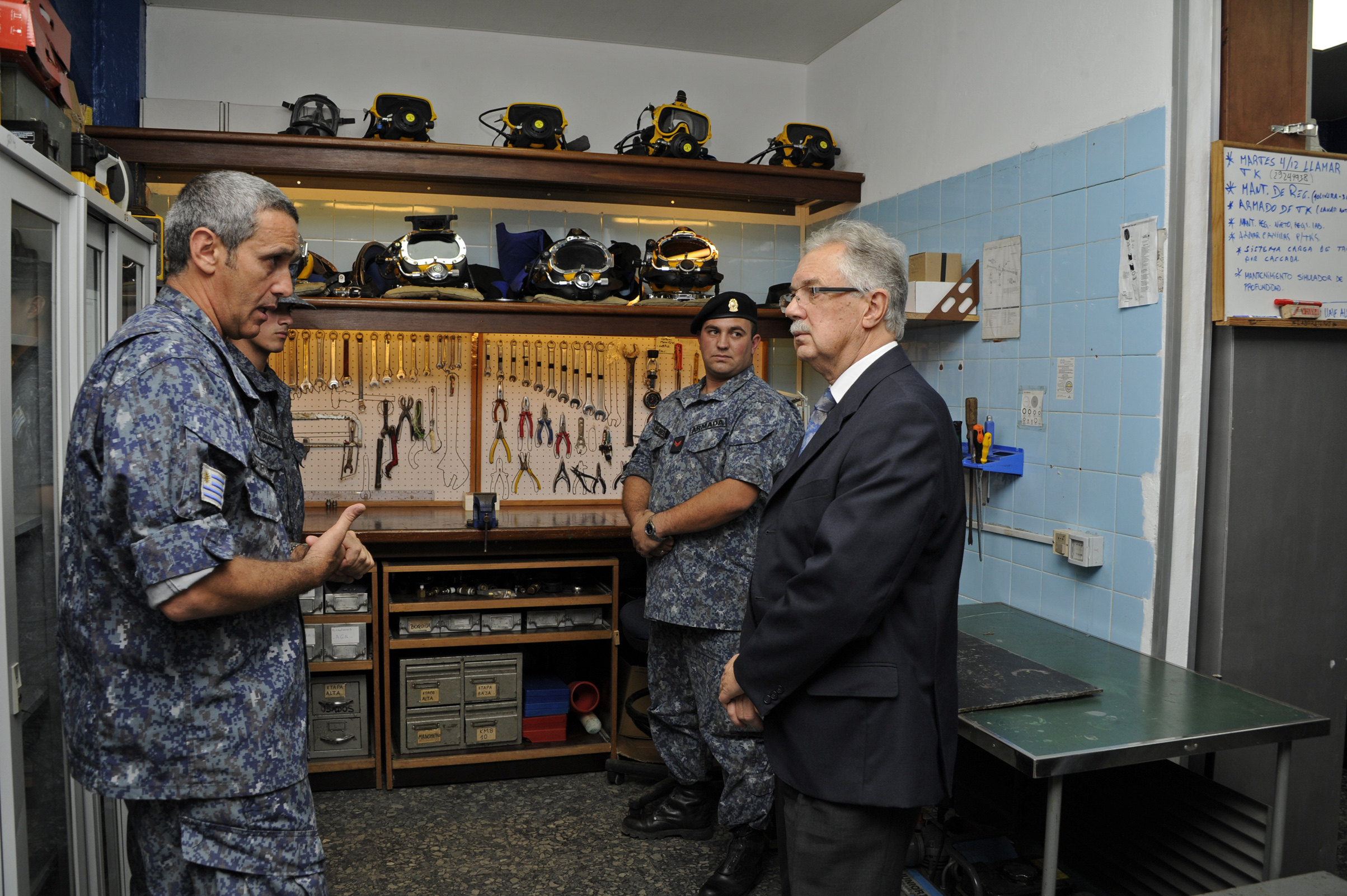 Jorge Menéndez, en reconocimiento al Grupo de Buceo y Salvamento de la Armada Nacional
