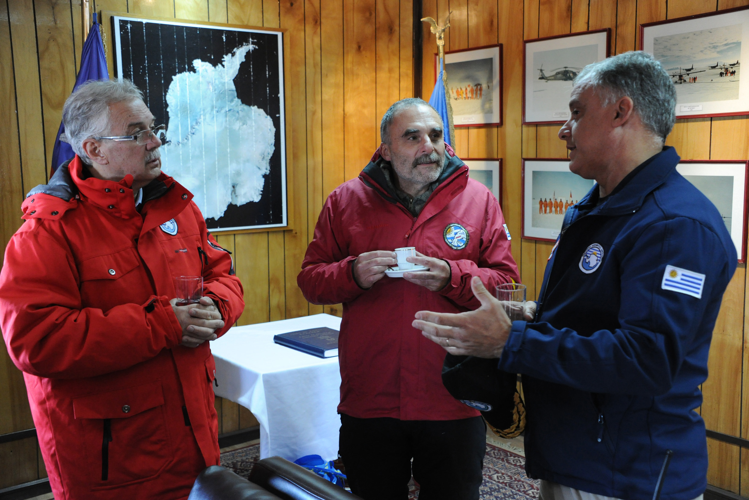 Llegada de las autoridades a las Base Científica Artigas en la Antártida