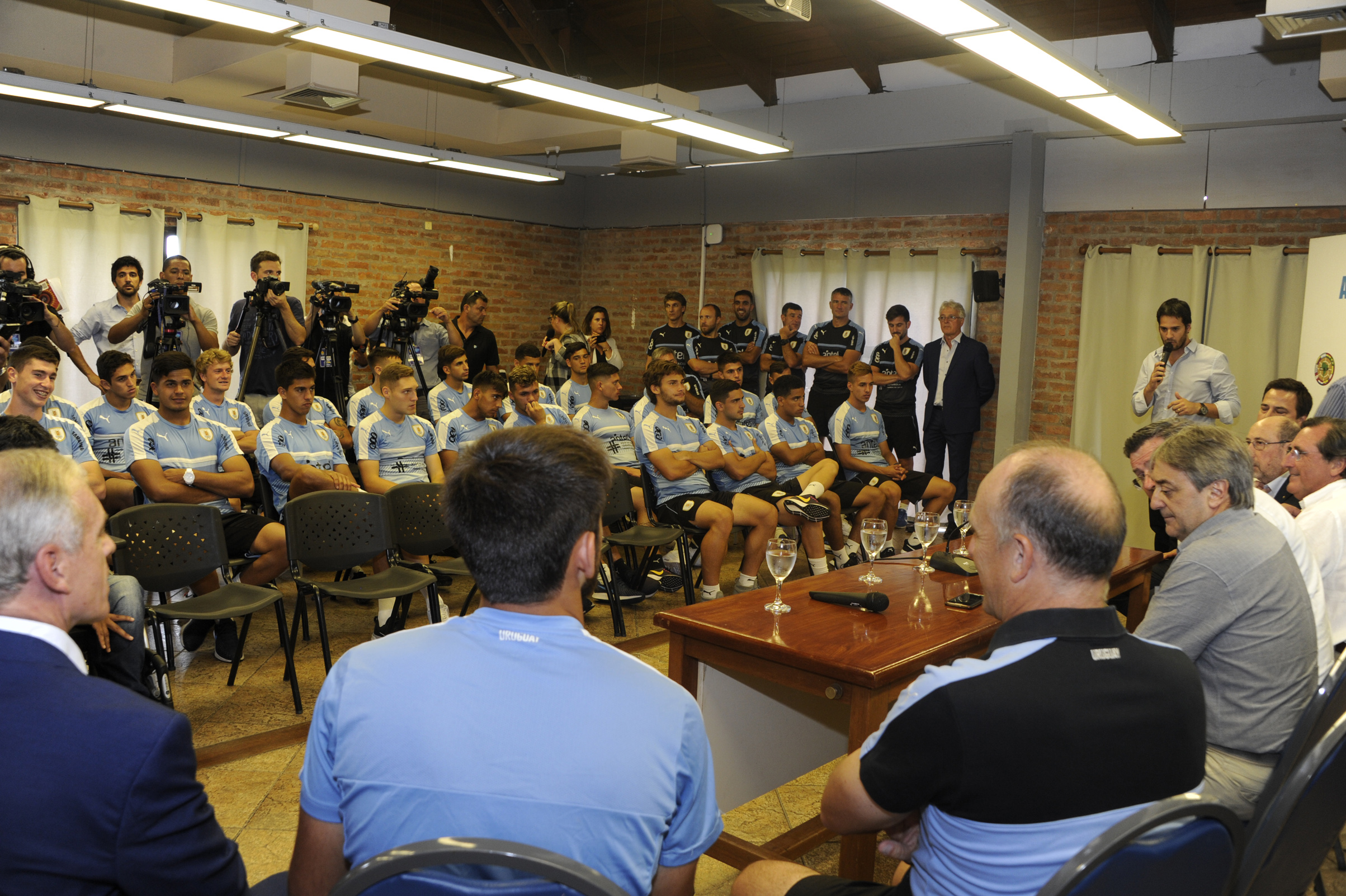 Entrega del Pabellón Nacional a la selección de fútbol sub-20