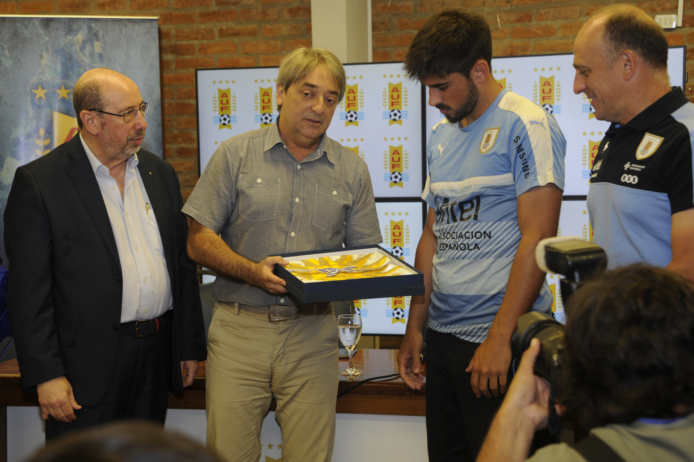 Entrega del Pabellón Nacional a la selección de fútbol sub-20