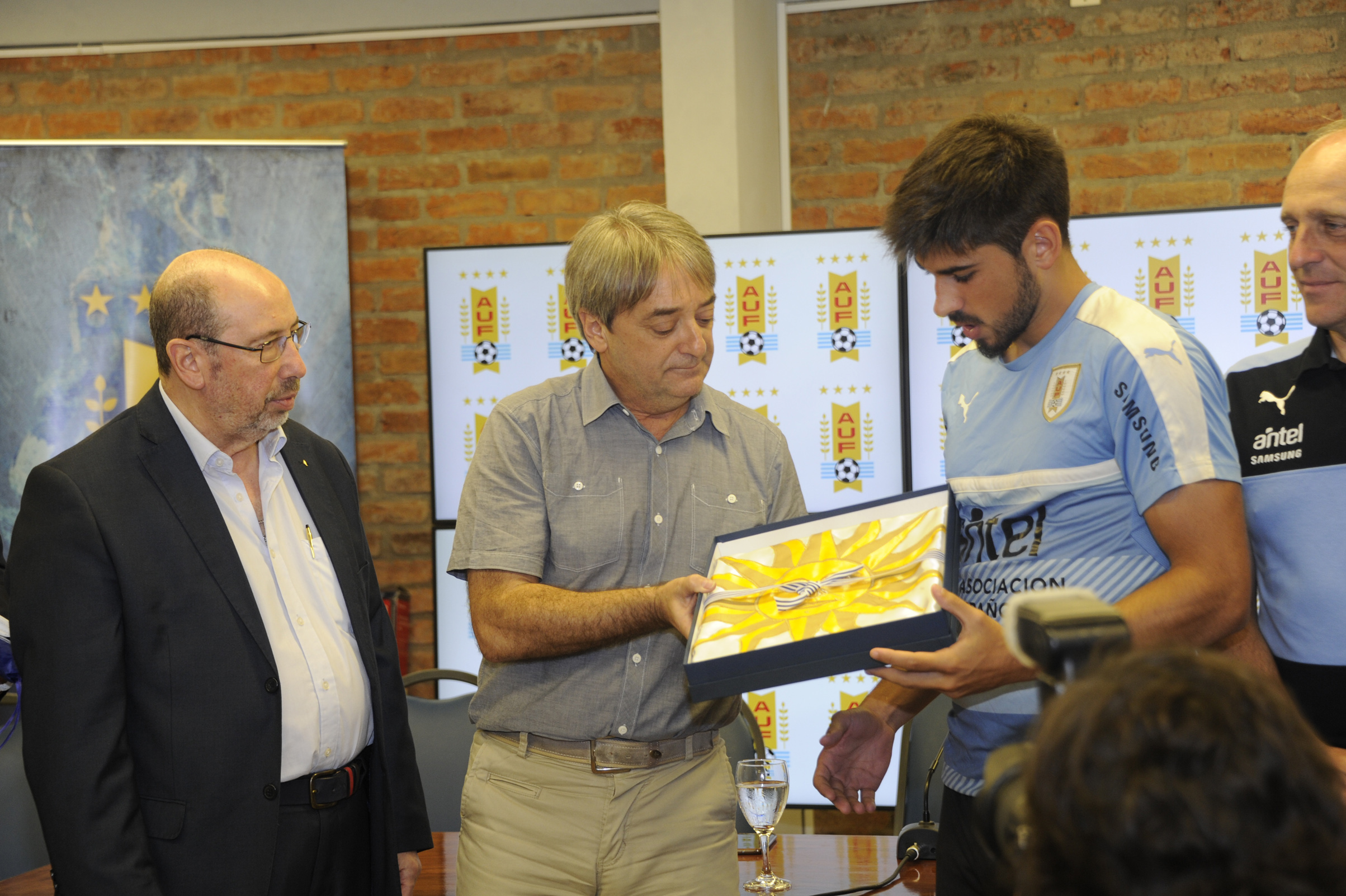 Entrega del Pabellón Nacional a la selección de fútbol sub-20