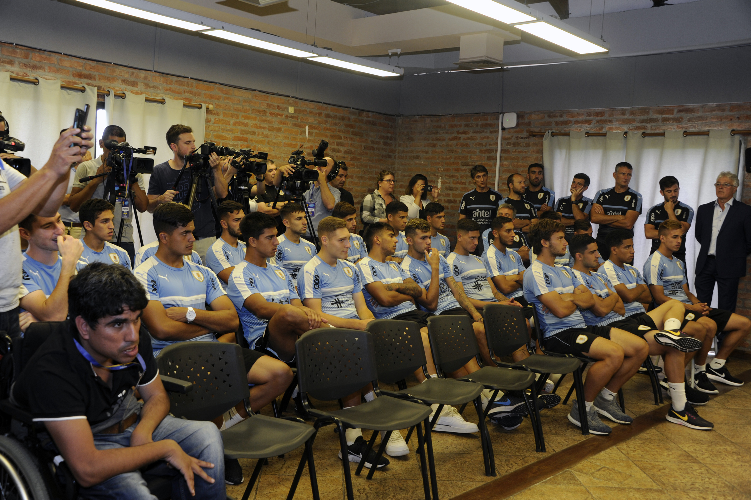 Entrega del Pabellón Nacional a la selección de fútbol sub-20