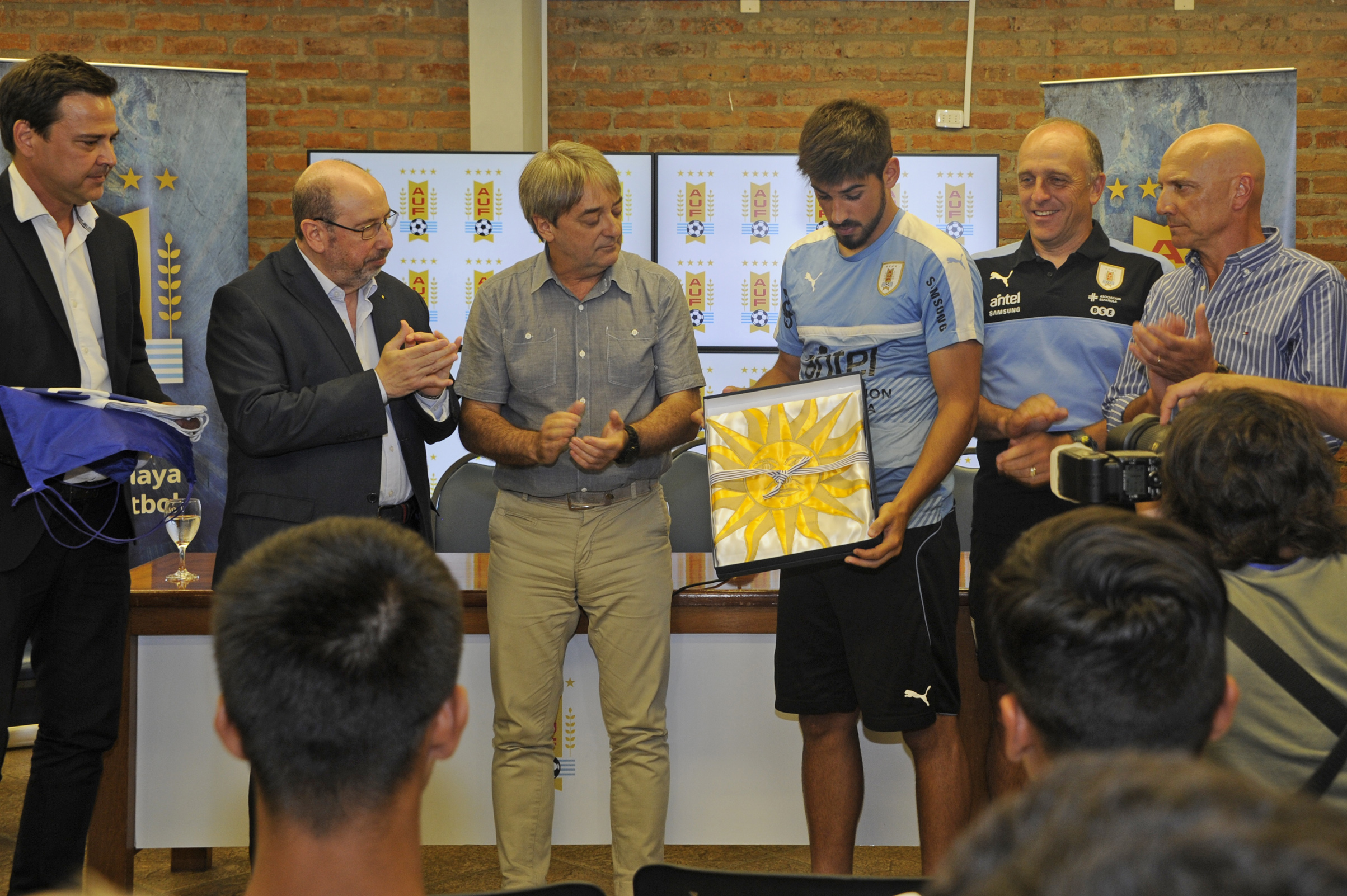 Entrega del Pabellón Nacional a la selección de fútbol sub-20