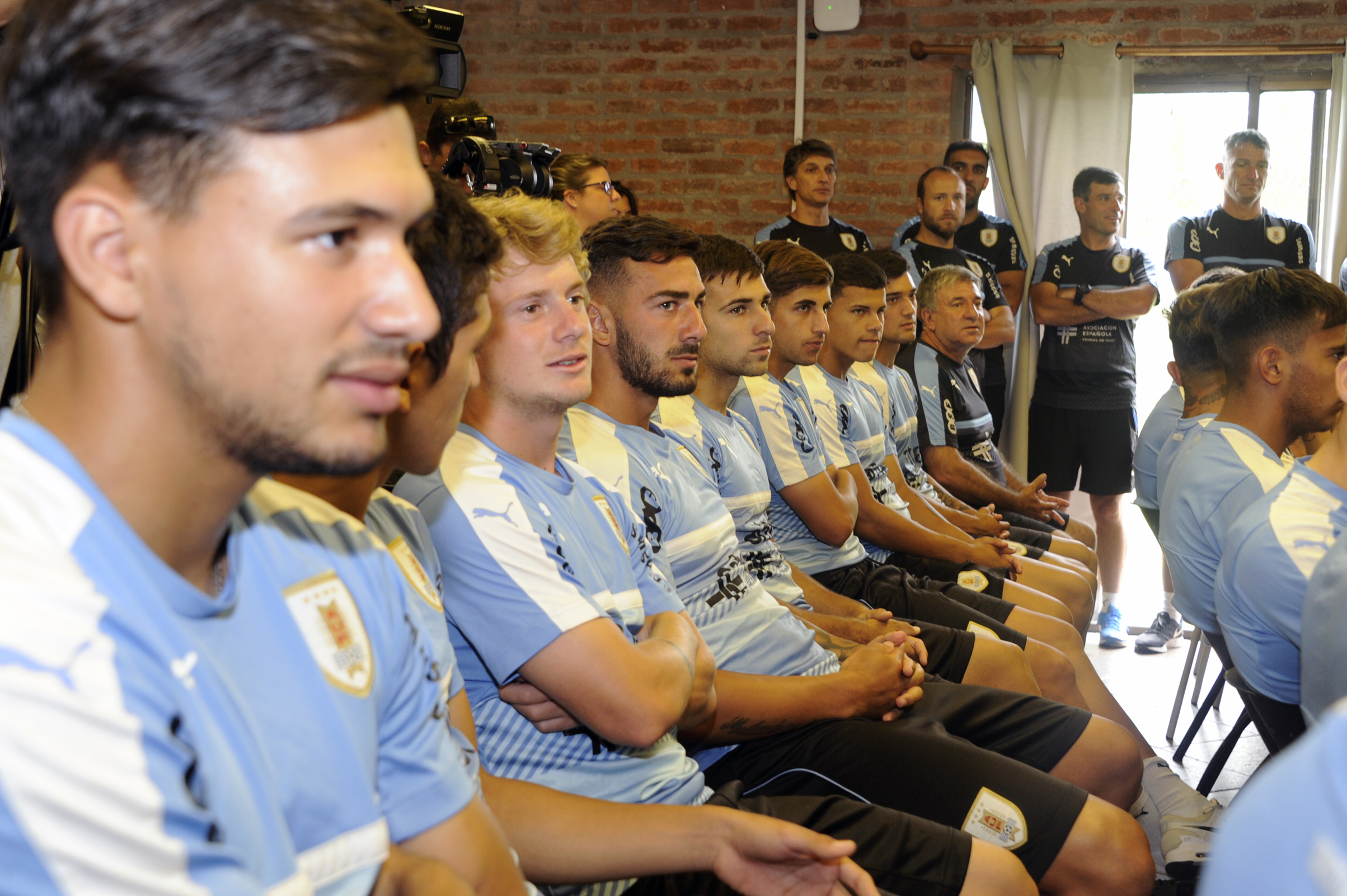 Entrega del Pabellón Nacional a la selección de fútbol sub-20