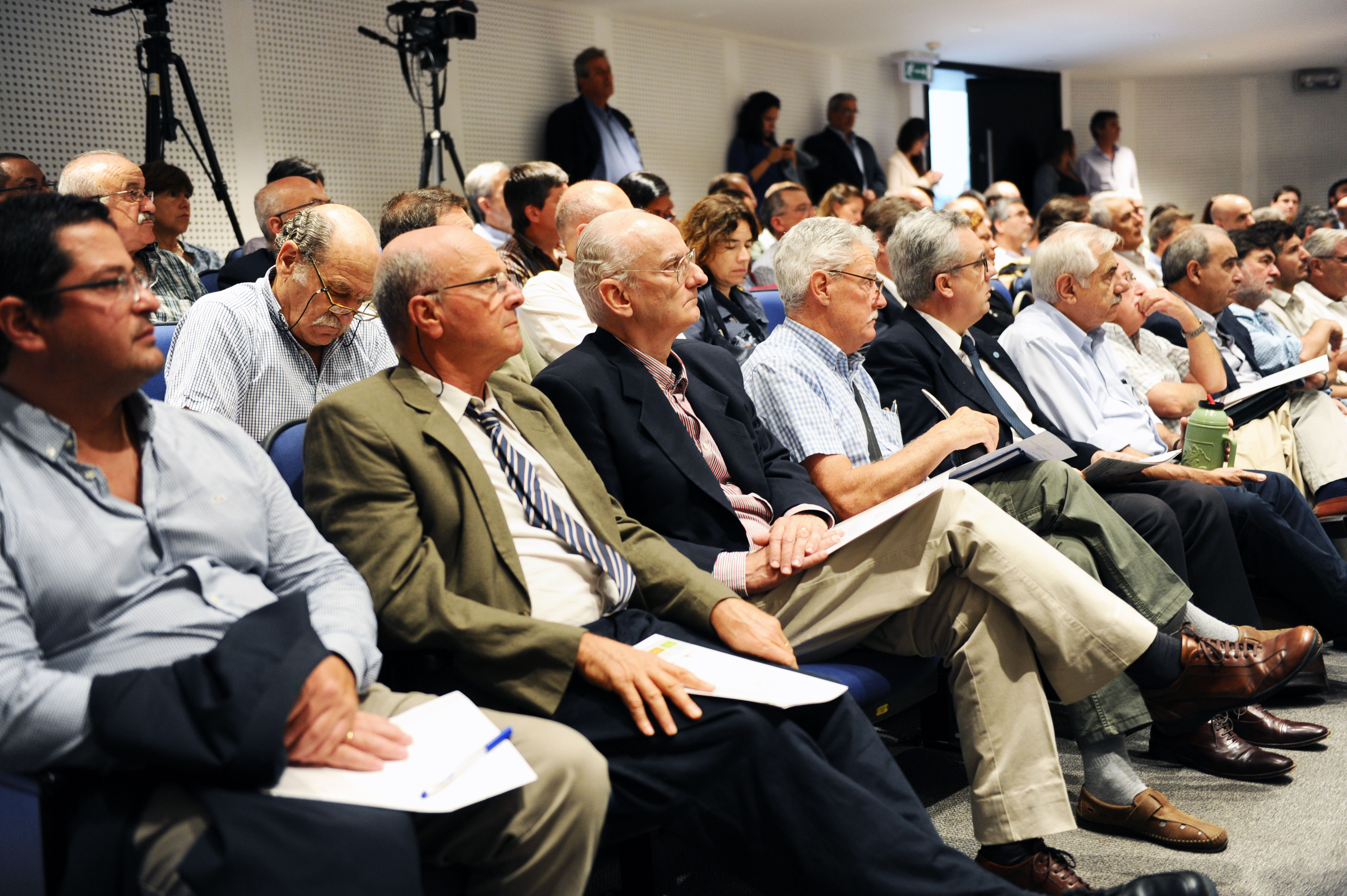 Enzo Benech presidió el acto de apertura de la exposición “Análisis de la competitividad de la cadena láctea”