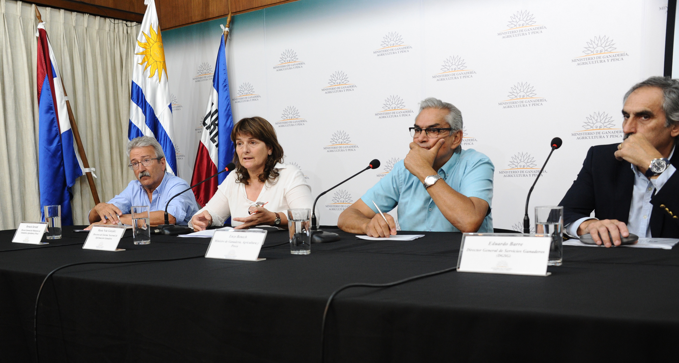 Autoridades en conferencia de prensa