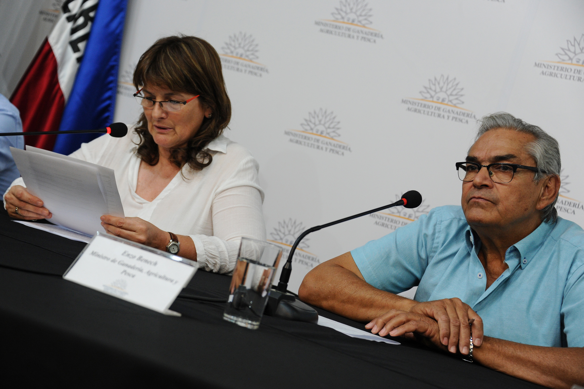 Autoridades en conferencia de prensa