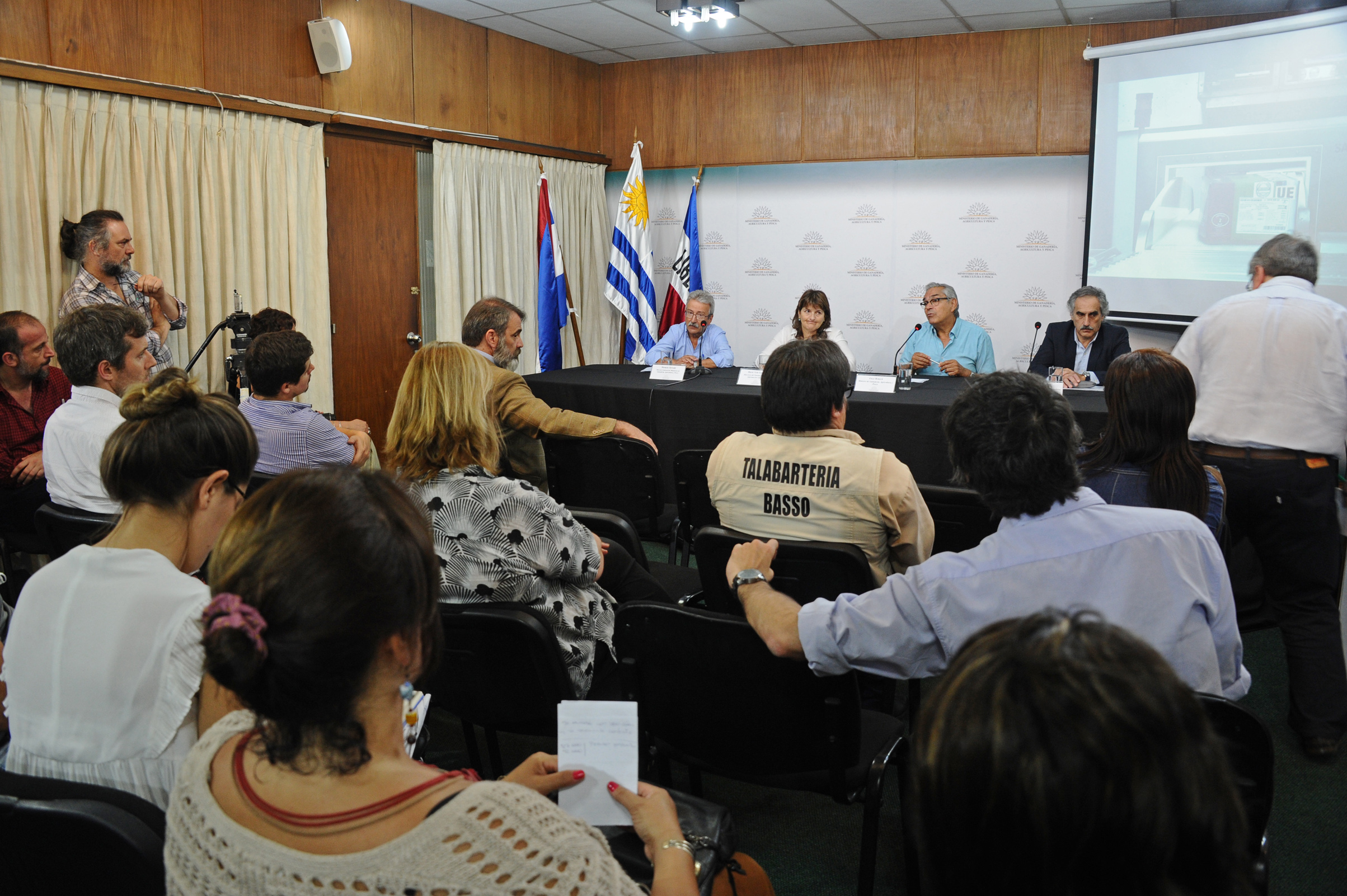 Autoridades en conferencia de prensa