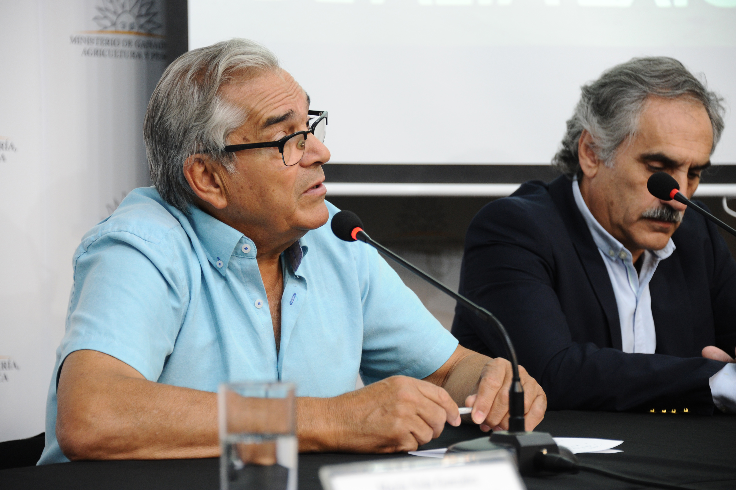 Autoridades en conferencia de prensa