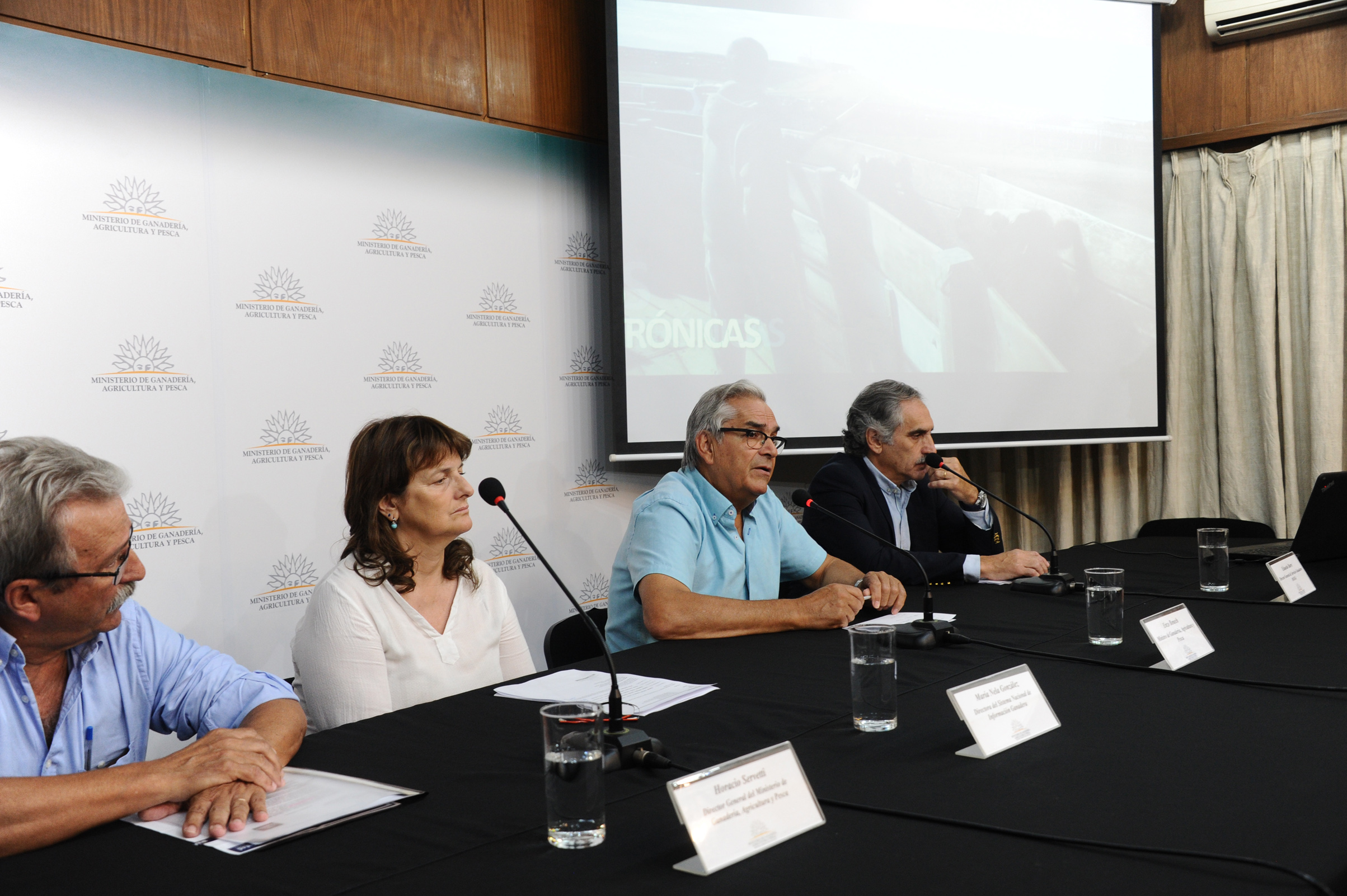 Autoridades en conferencia de prensa